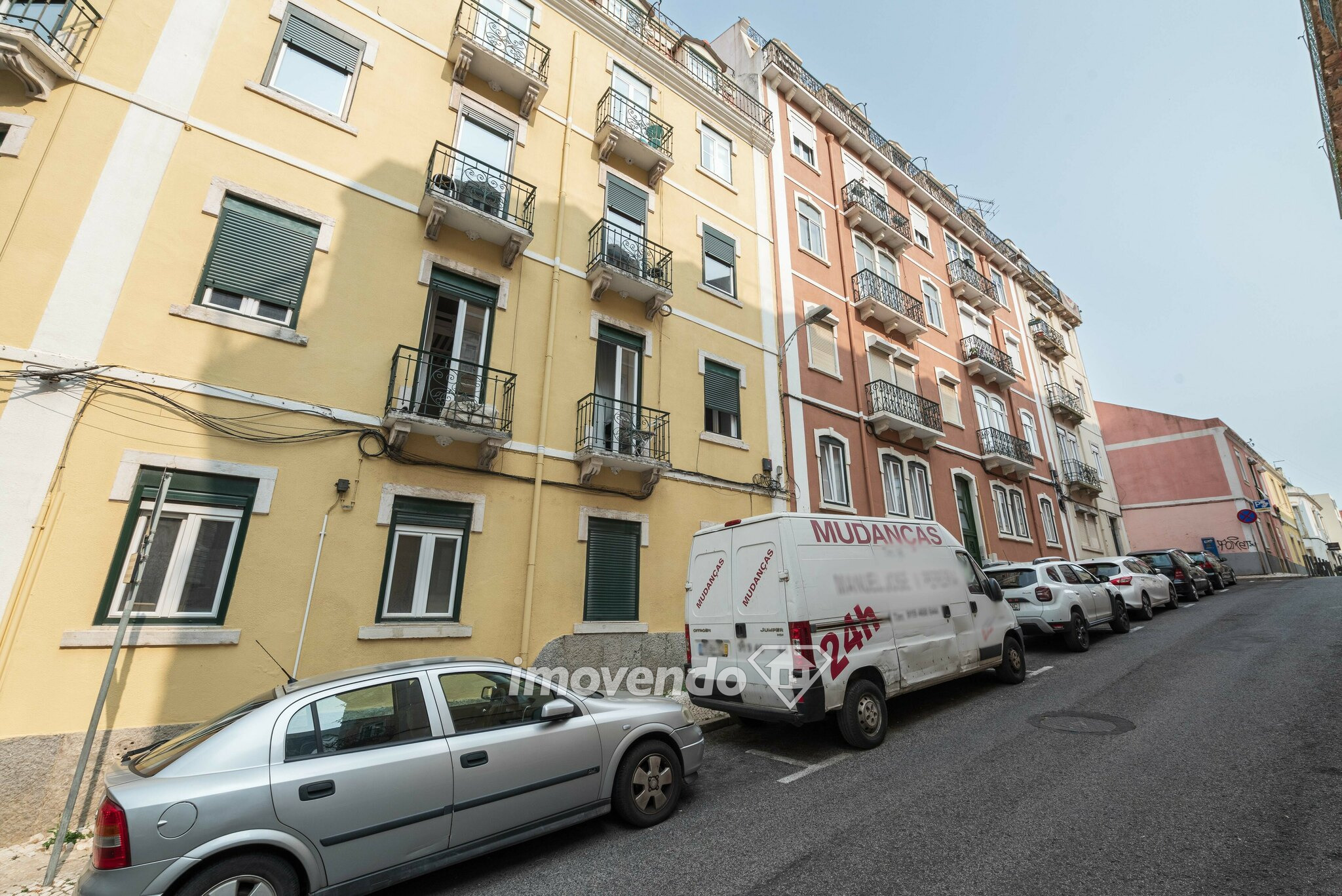 Apartamento T4+1 mobilado, com áreas amplas, na Estefânia, em Lisboa