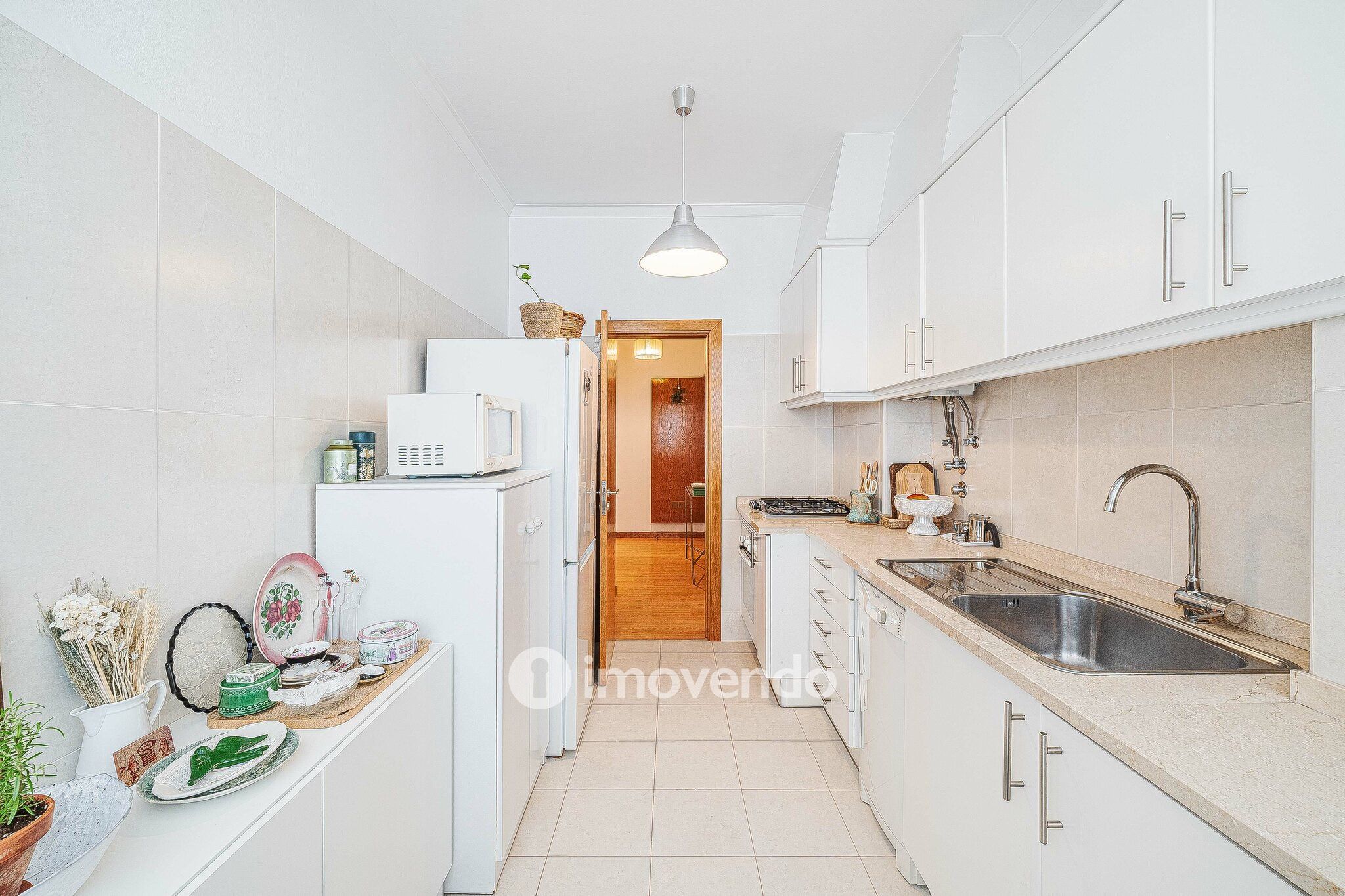 Apartamento T2 com cozinha equipada e duas varandas, na Damaia