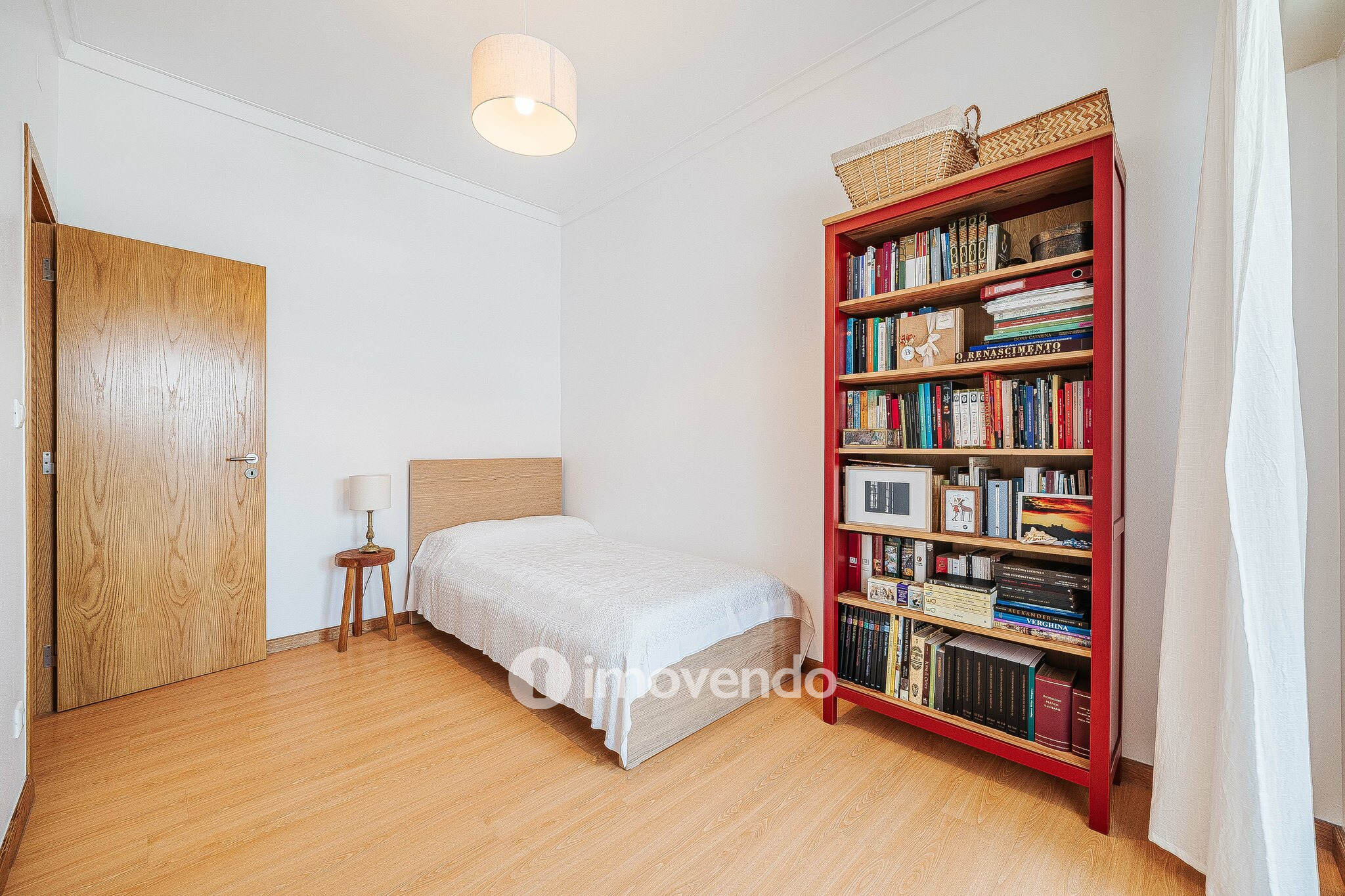 Apartamento T2 com cozinha equipada e duas varandas, na Damaia