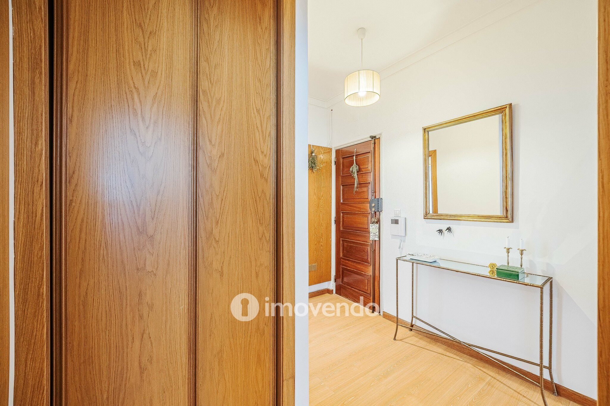 Apartamento T2 com cozinha equipada e duas varandas, na Damaia