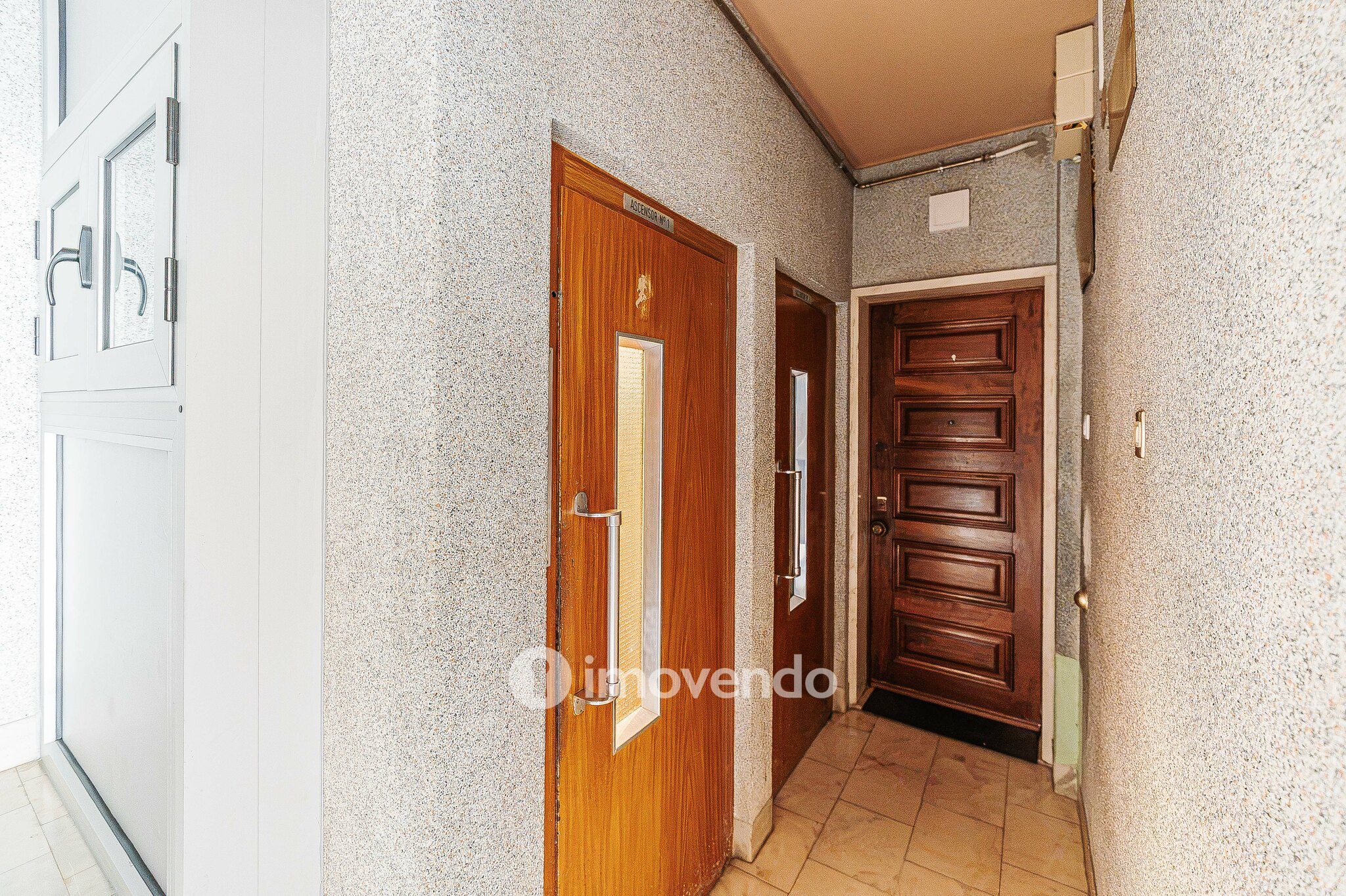 Apartamento T2 com cozinha equipada e duas varandas, na Damaia