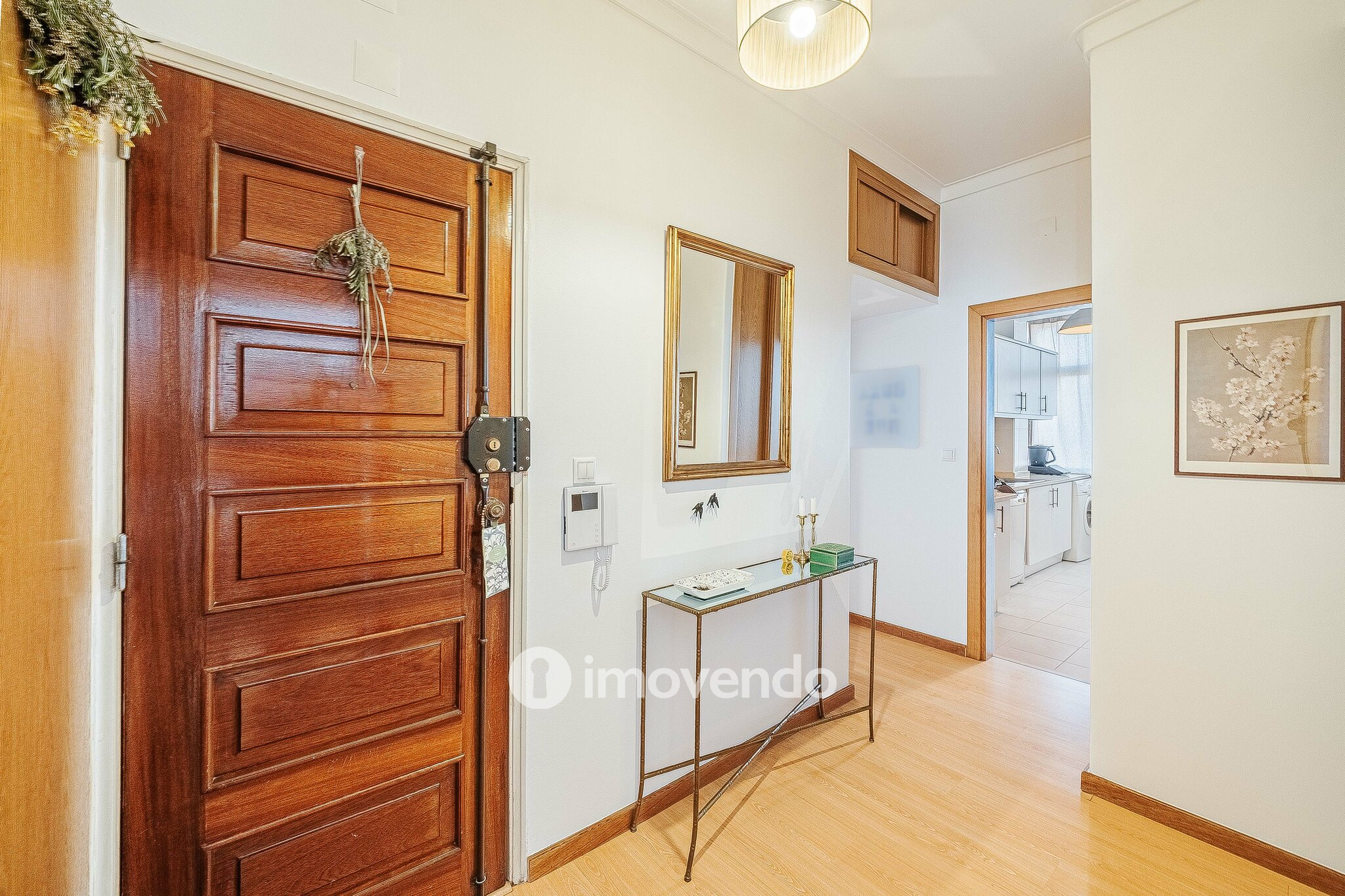 Apartamento T2 com cozinha equipada e duas varandas, na Damaia