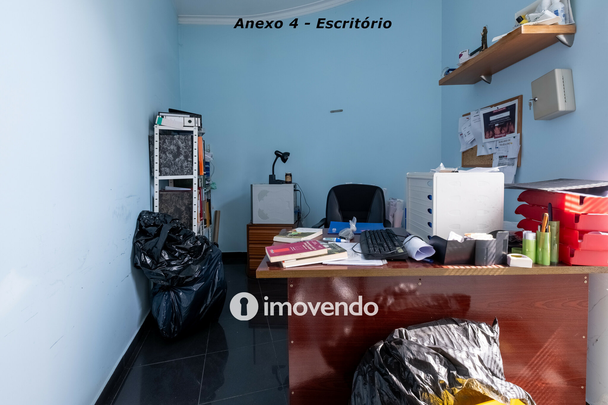 Moradia com terreno de 1.347 m2 e garagem, em São Martinho do Bispo