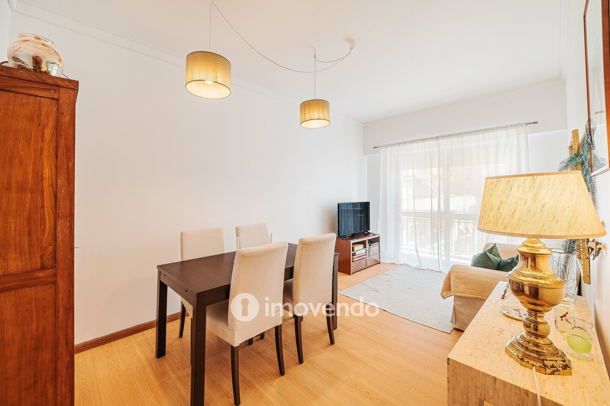 Apartamento T2 com cozinha equipada e duas varandas, na Damaia