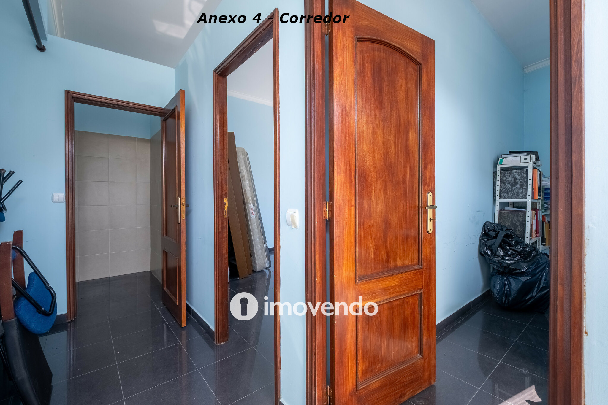 Moradia com terreno de 1.347 m2 e garagem, em São Martinho do Bispo