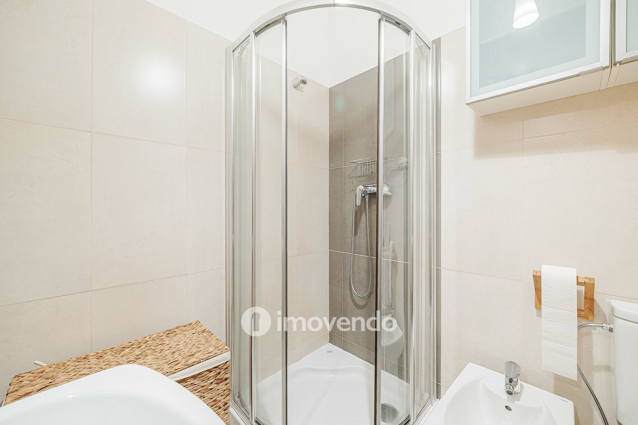 Apartamento T2 com cozinha equipada e duas varandas, na Damaia