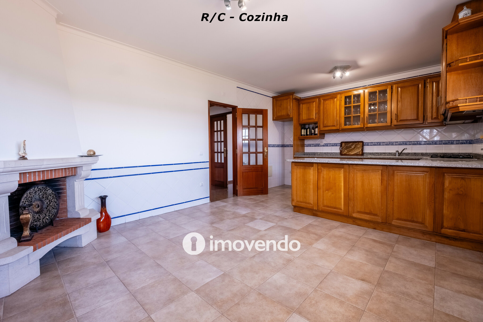 Moradia com terreno de 1.347 m2 e garagem, em São Martinho do Bispo