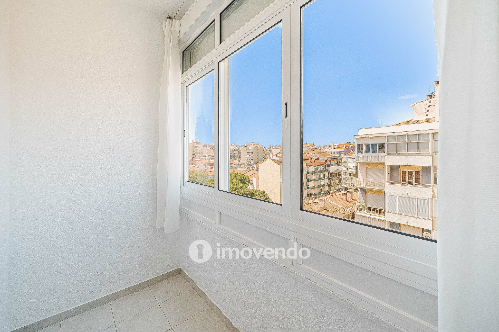 Apartamento T2 com cozinha equipada e duas varandas, na Damaia