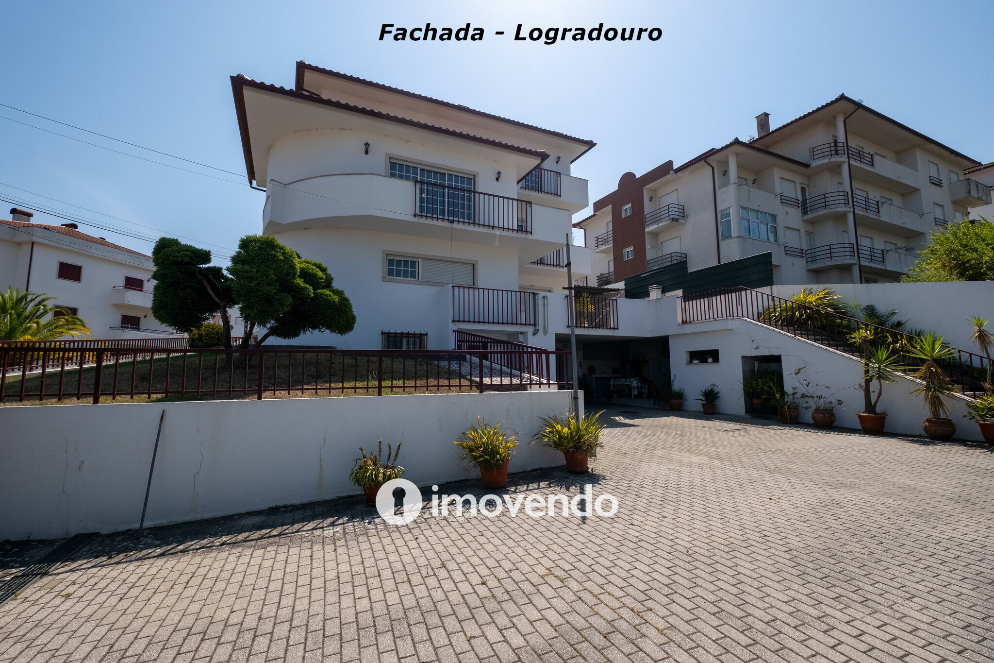 Moradia com terreno de 1.347 m2 e garagem, em São Martinho do Bispo