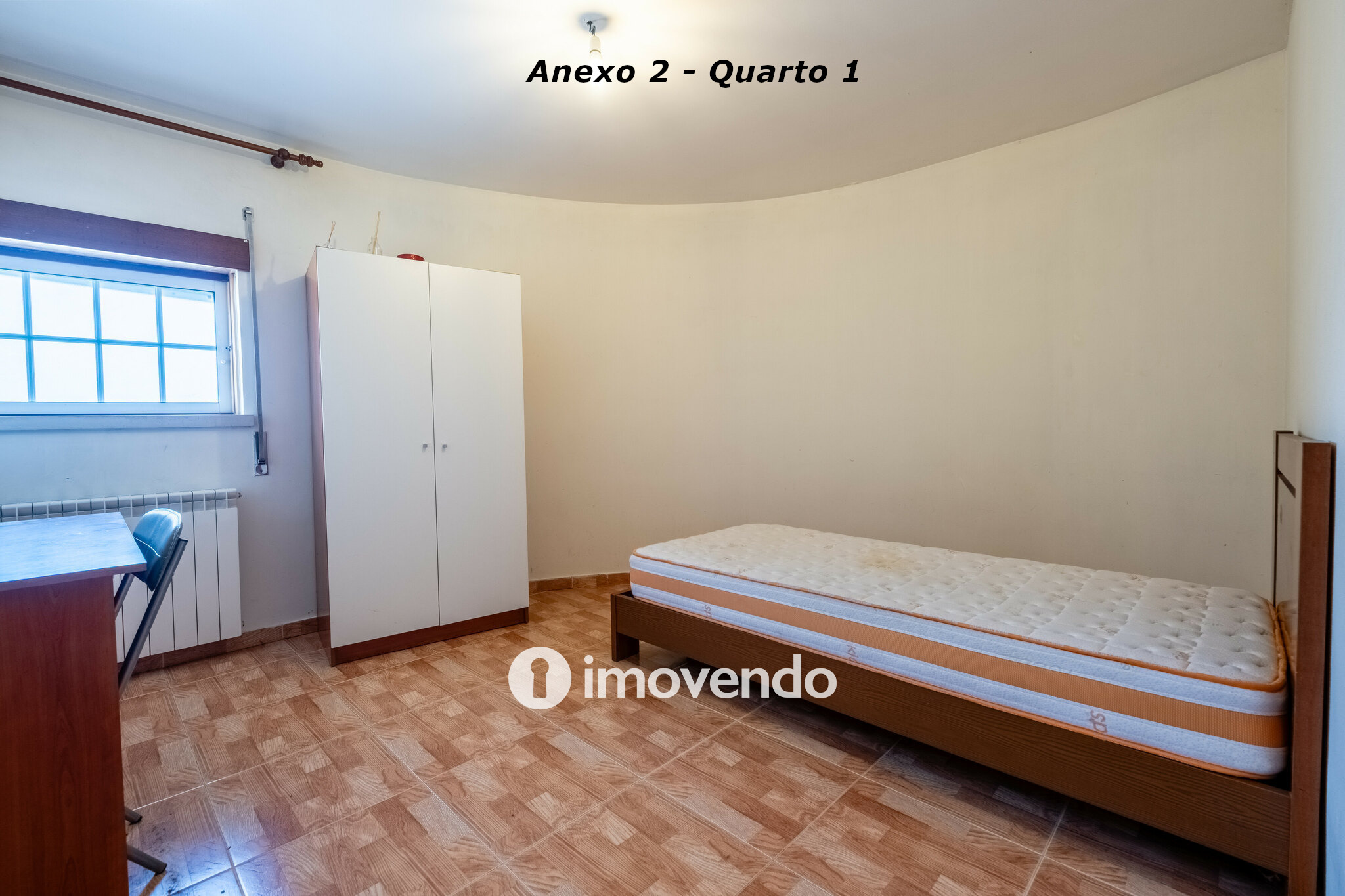 Moradia com terreno de 1.347 m2 e garagem, em São Martinho do Bispo