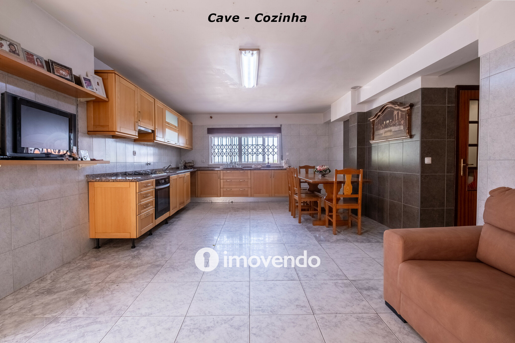 Moradia com terreno de 1.347 m2 e garagem, em São Martinho do Bispo