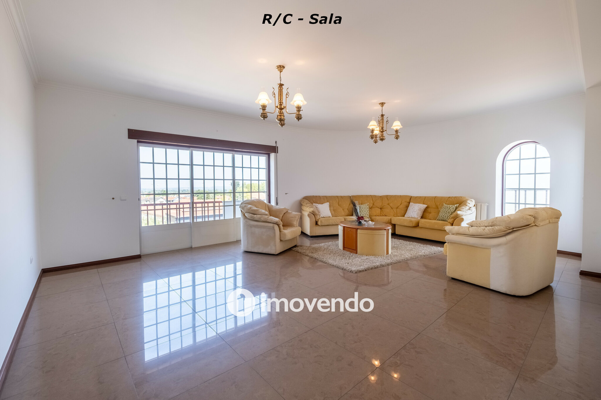 Moradia com terreno de 1.347 m2 e garagem, em São Martinho do Bispo