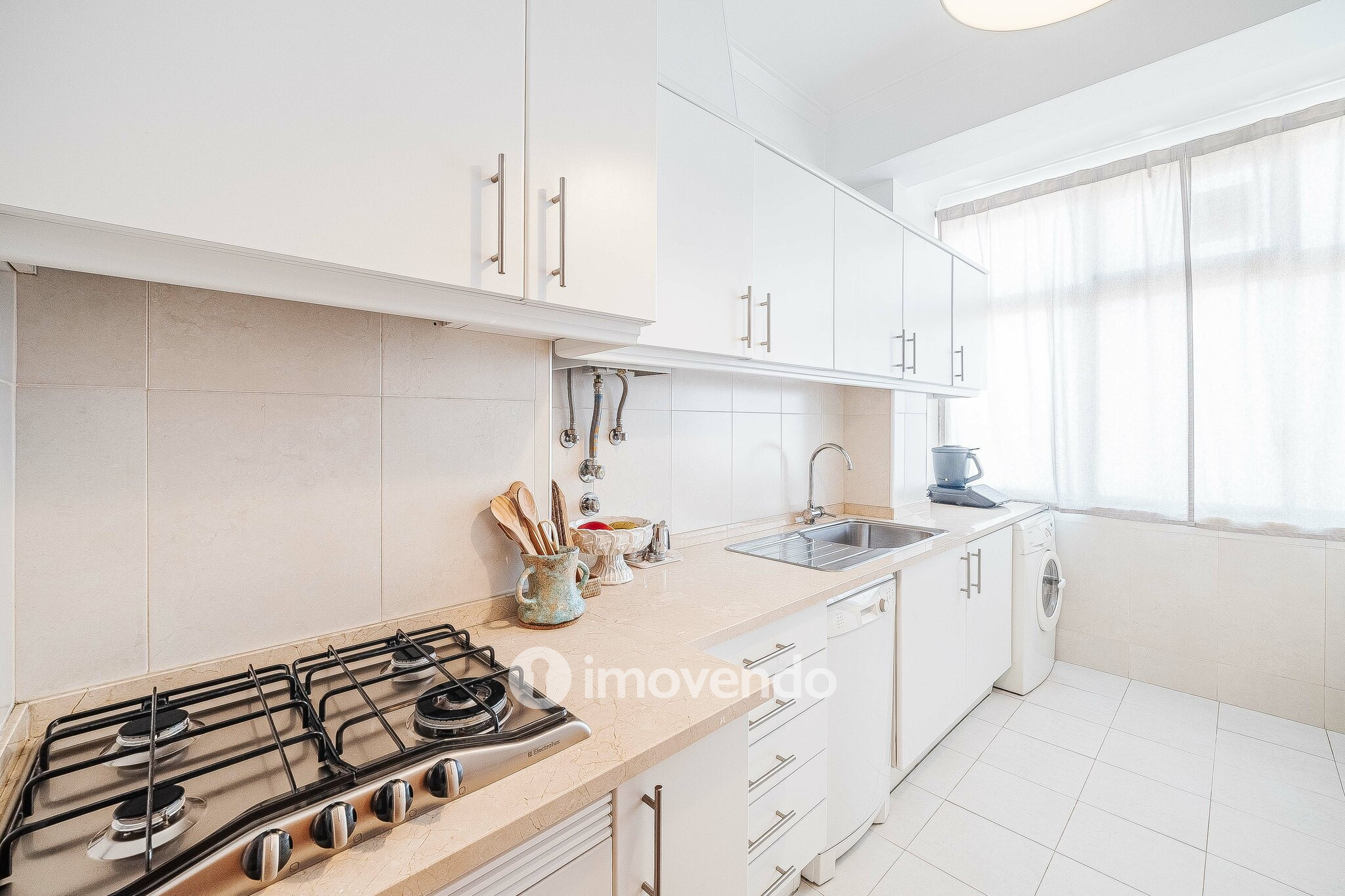 Apartamento T2 com cozinha equipada e duas varandas, na Damaia