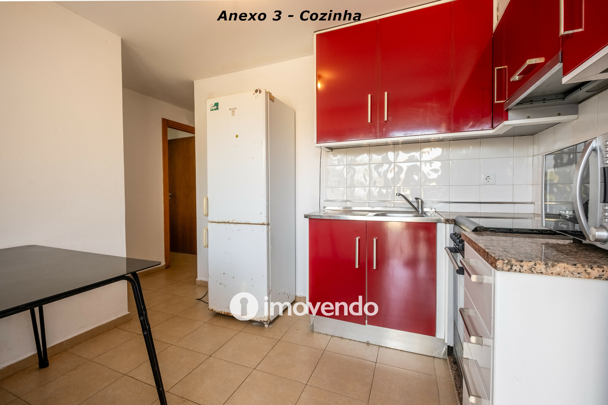 Moradia com terreno de 1.347 m2 e garagem, em São Martinho do Bispo