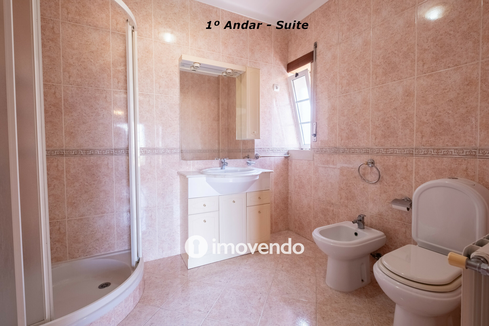 Moradia com terreno de 1.347 m2 e garagem, em São Martinho do Bispo