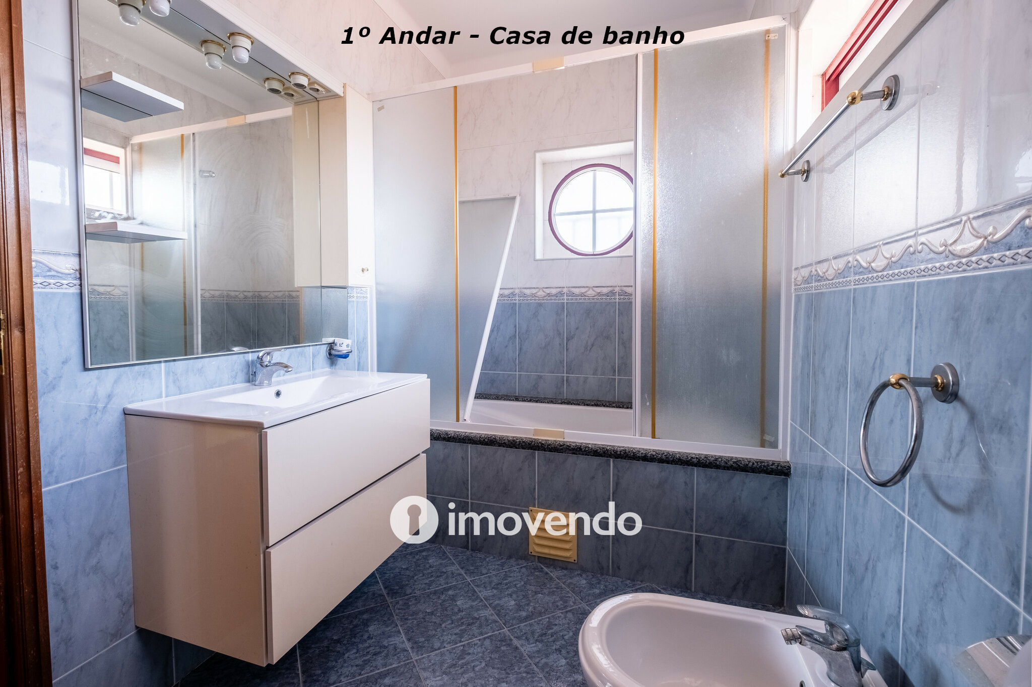 Moradia com terreno de 1.347 m2 e garagem, em São Martinho do Bispo