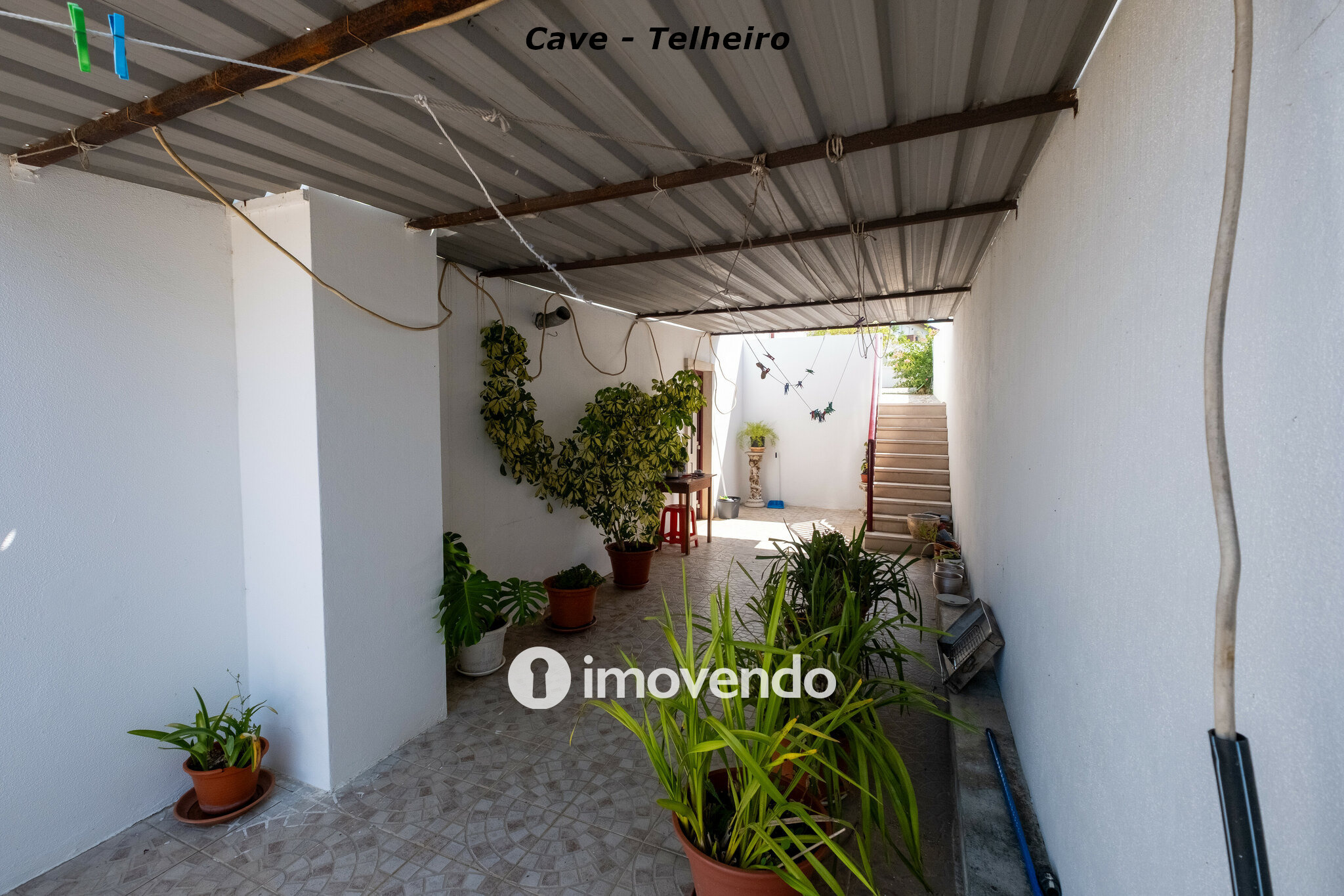 Moradia com terreno de 1.347 m2 e garagem, em São Martinho do Bispo