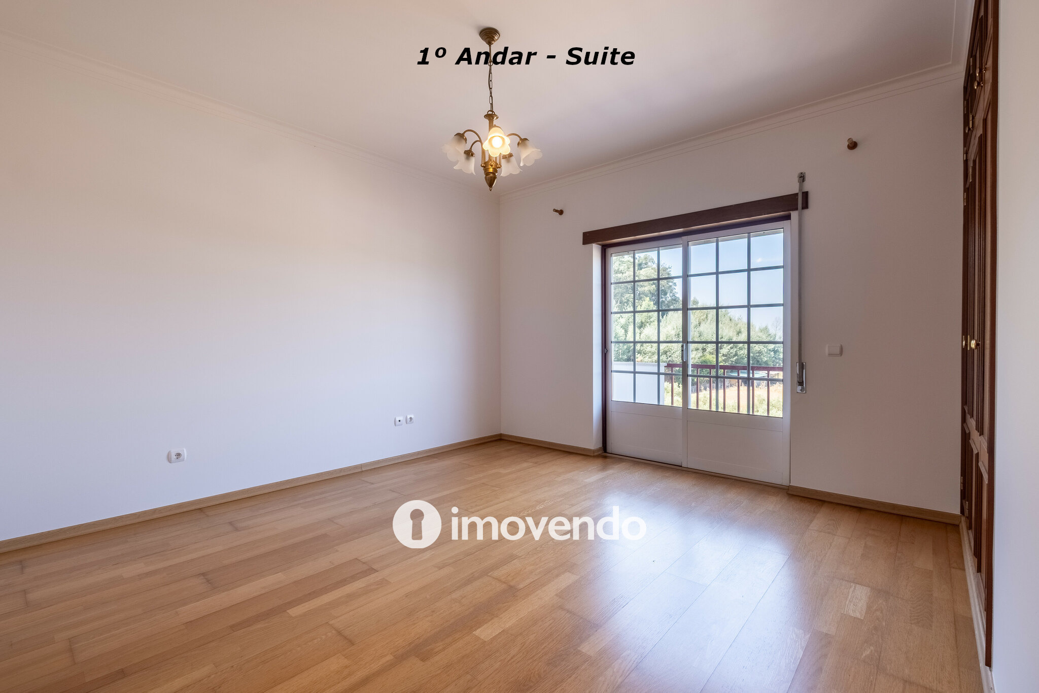 Moradia com terreno de 1.347 m2 e garagem, em São Martinho do Bispo