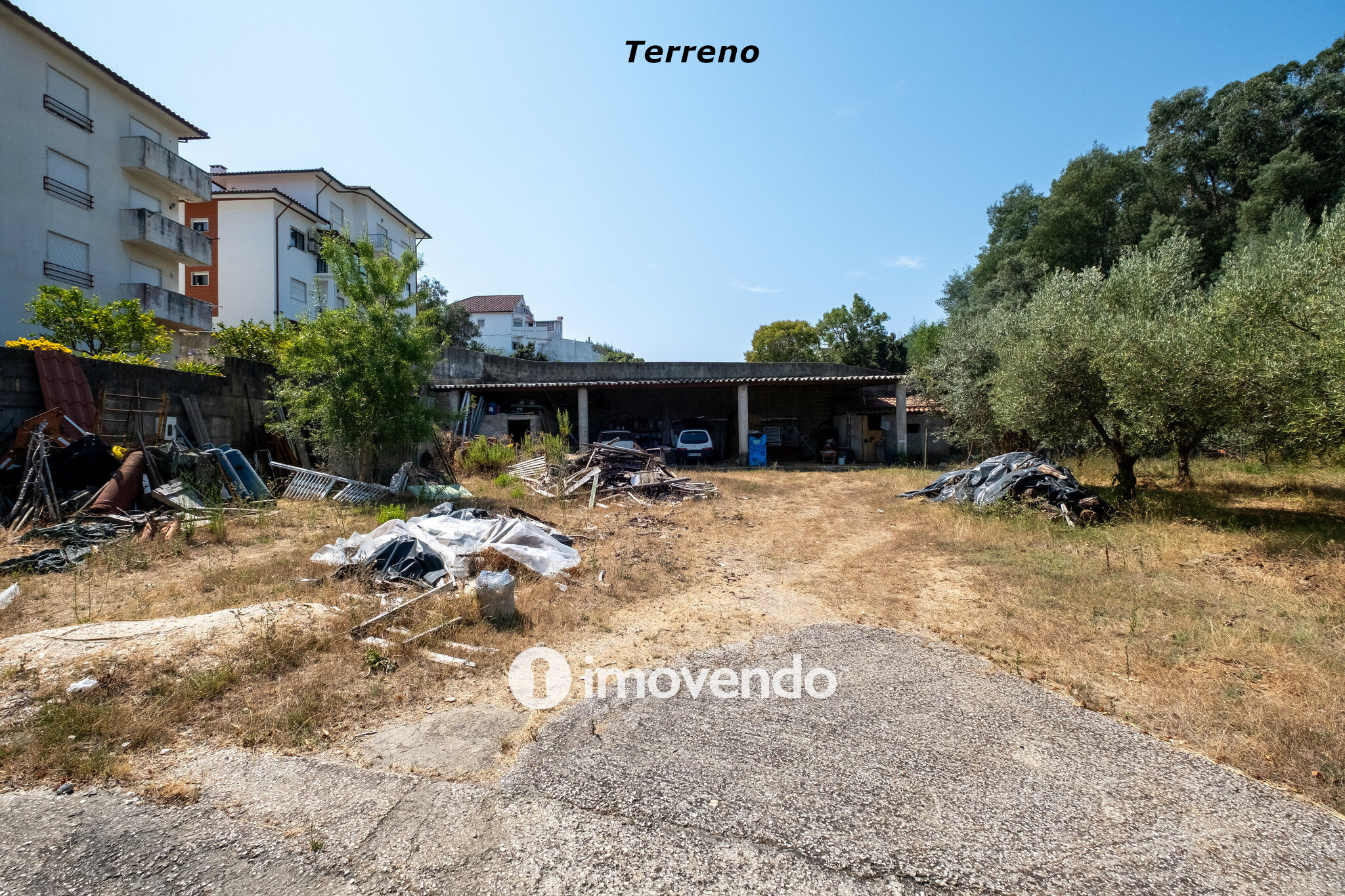 Moradia com terreno de 1.347 m2 e garagem, em São Martinho do Bispo