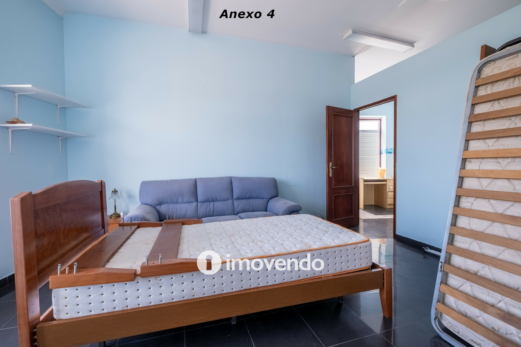 Moradia com terreno de 1.347 m2 e garagem, em São Martinho do Bispo