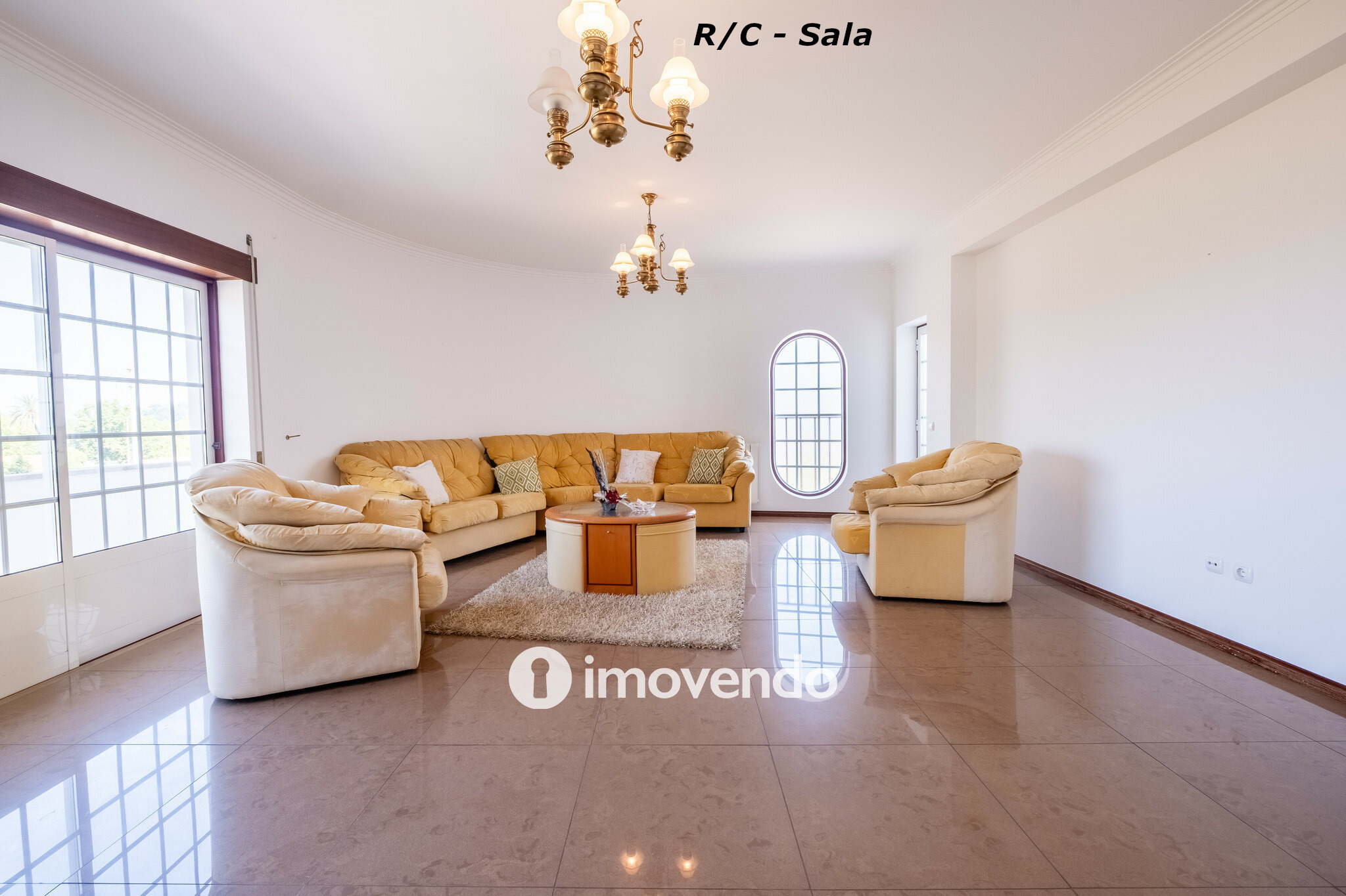 Moradia com terreno de 1.347 m2 e garagem, em São Martinho do Bispo