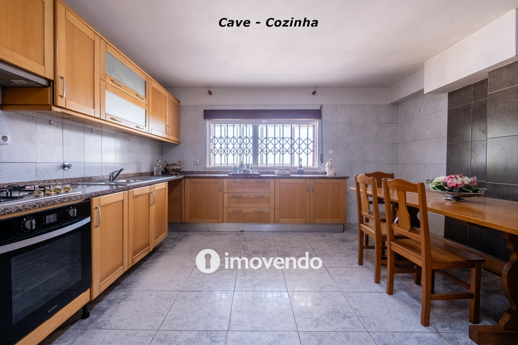 Moradia com terreno de 1.347 m2 e garagem, em São Martinho do Bispo