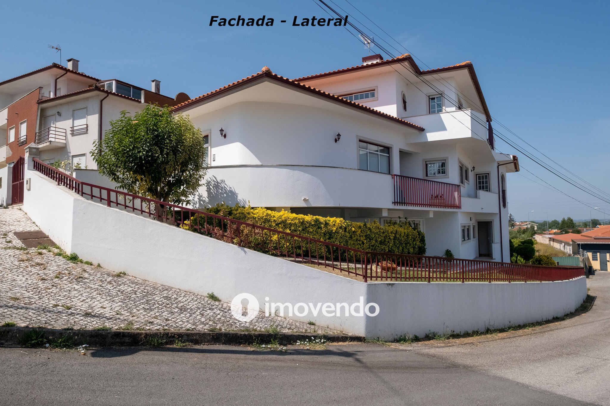 Moradia com terreno de 1.347 m2 e garagem, em São Martinho do Bispo