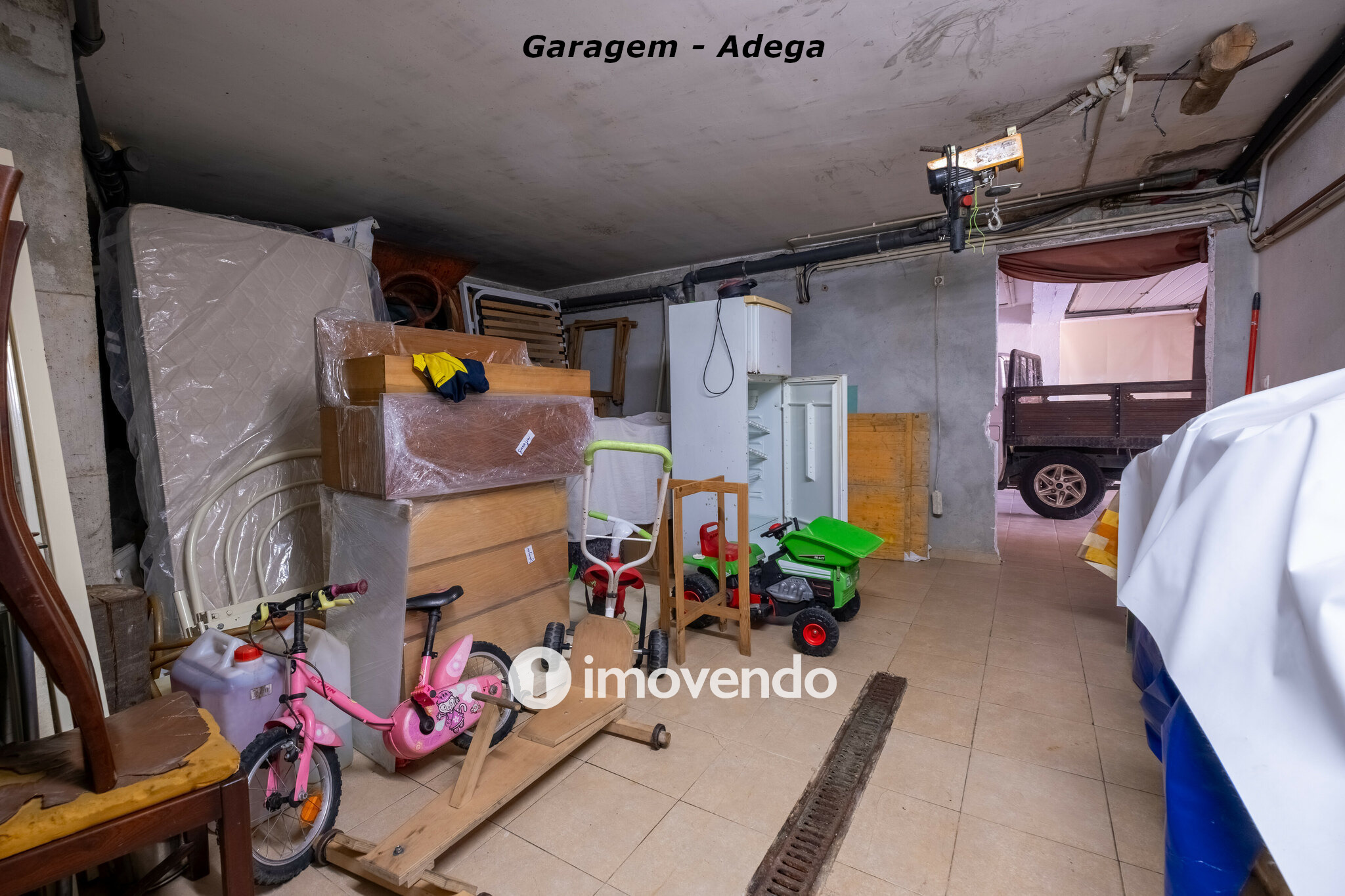 Moradia com terreno de 1.347 m2 e garagem, em São Martinho do Bispo