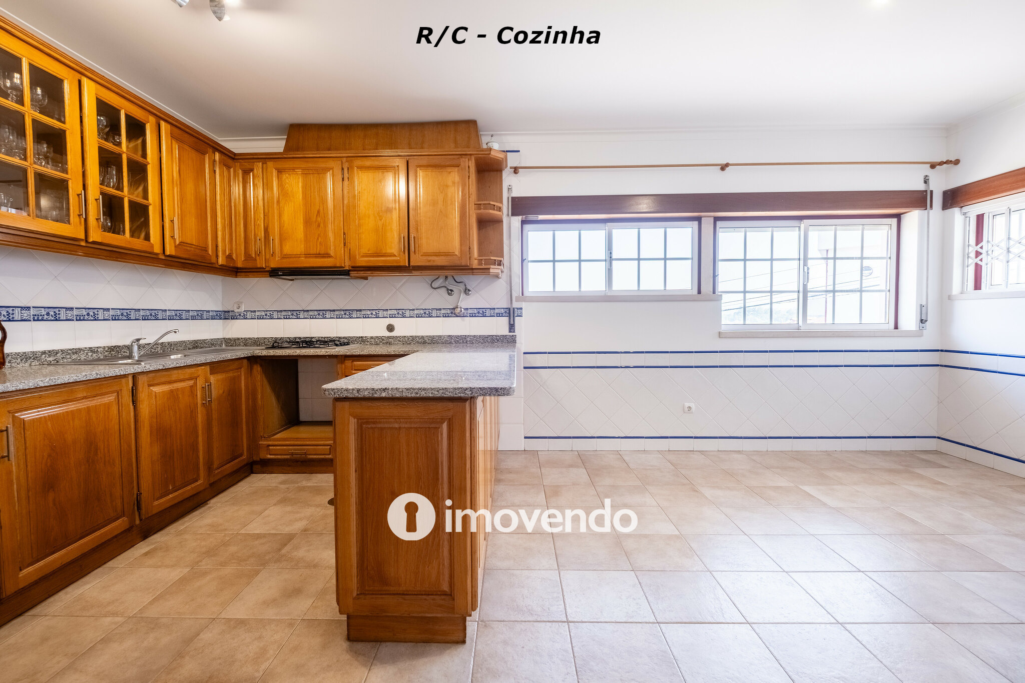 Moradia com terreno de 1.347 m2 e garagem, em São Martinho do Bispo