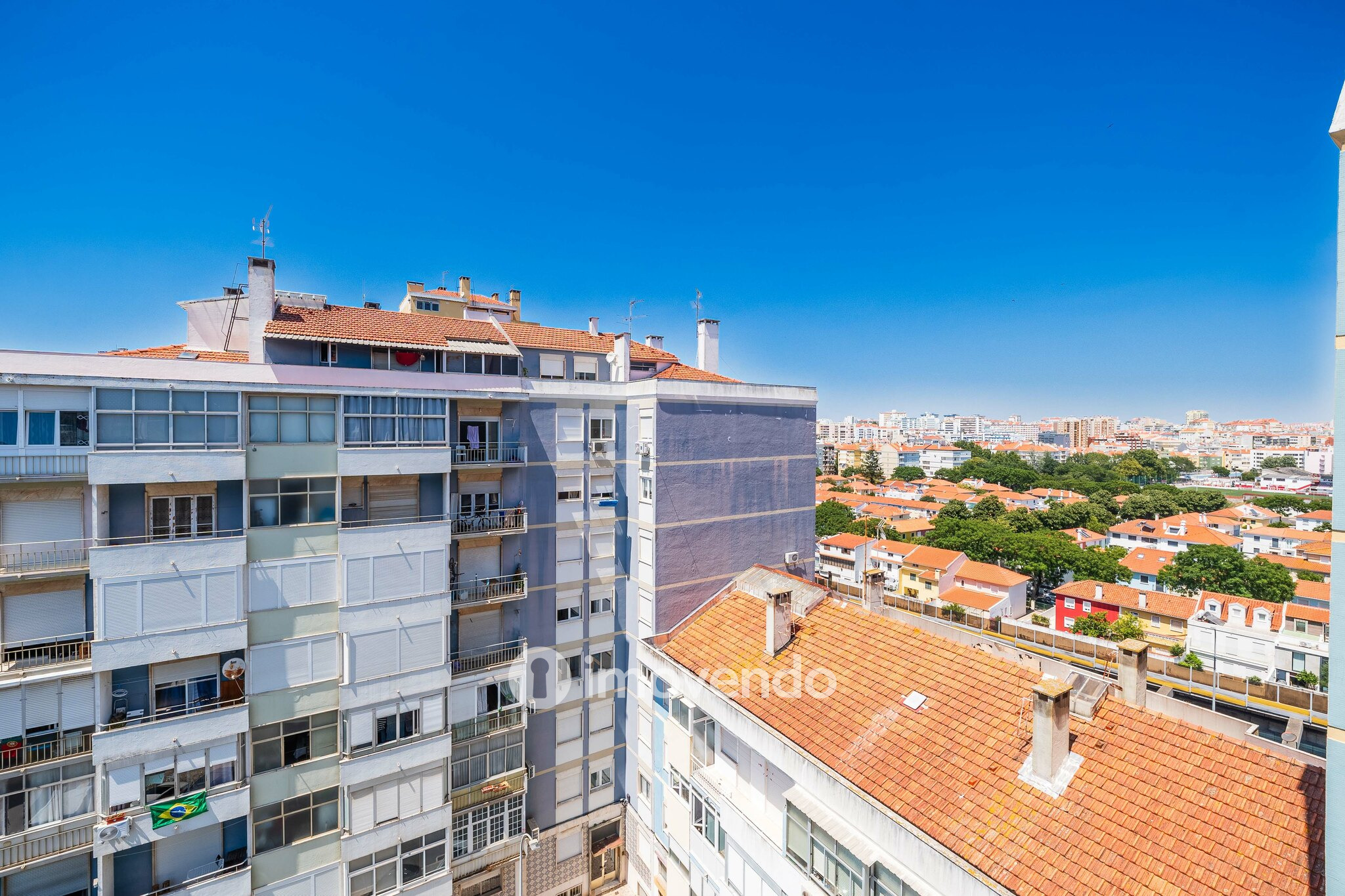 Apartamento T2 com cozinha equipada e duas varandas, na Damaia