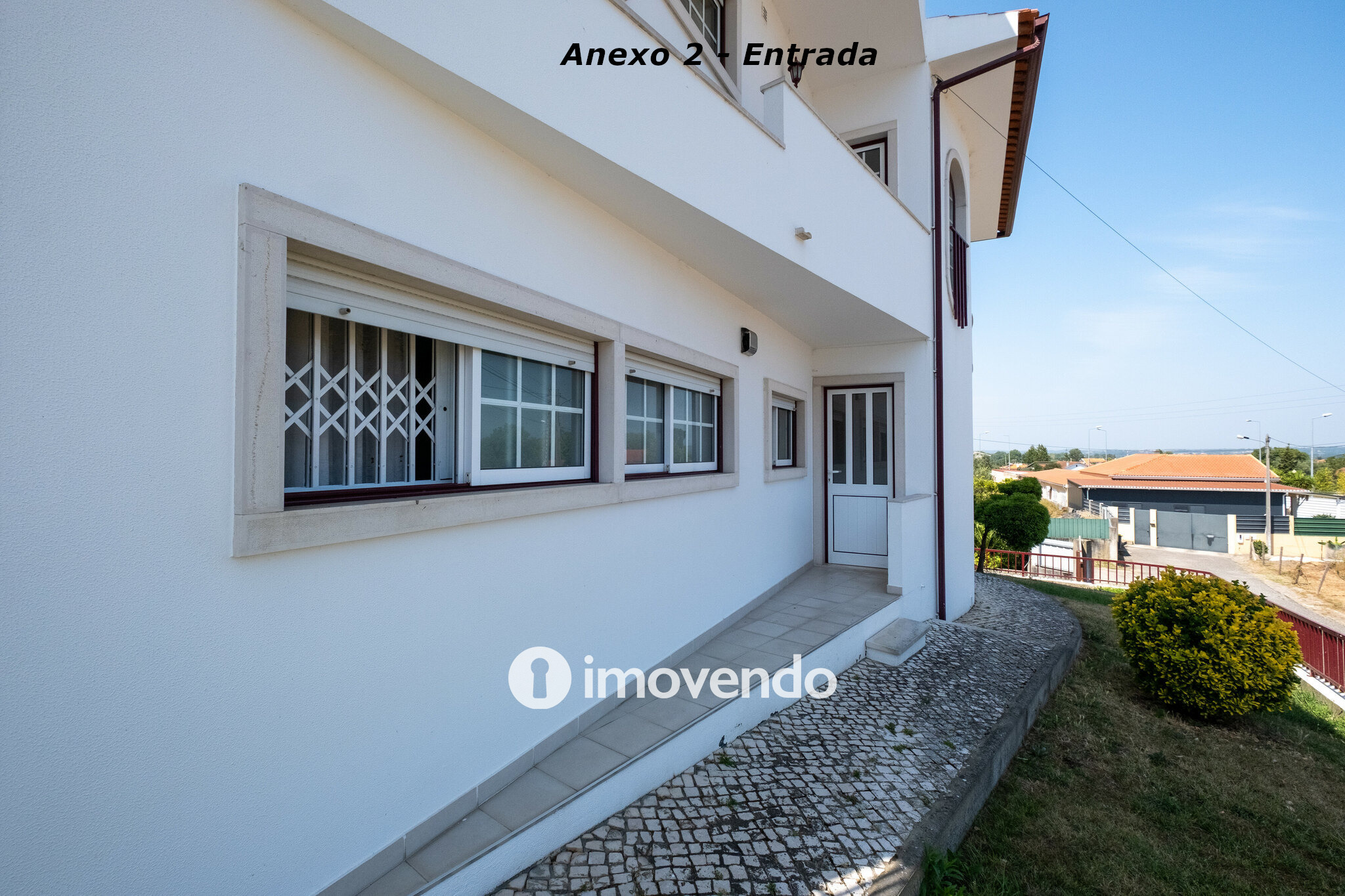 Moradia com terreno de 1.347 m2 e garagem, em São Martinho do Bispo