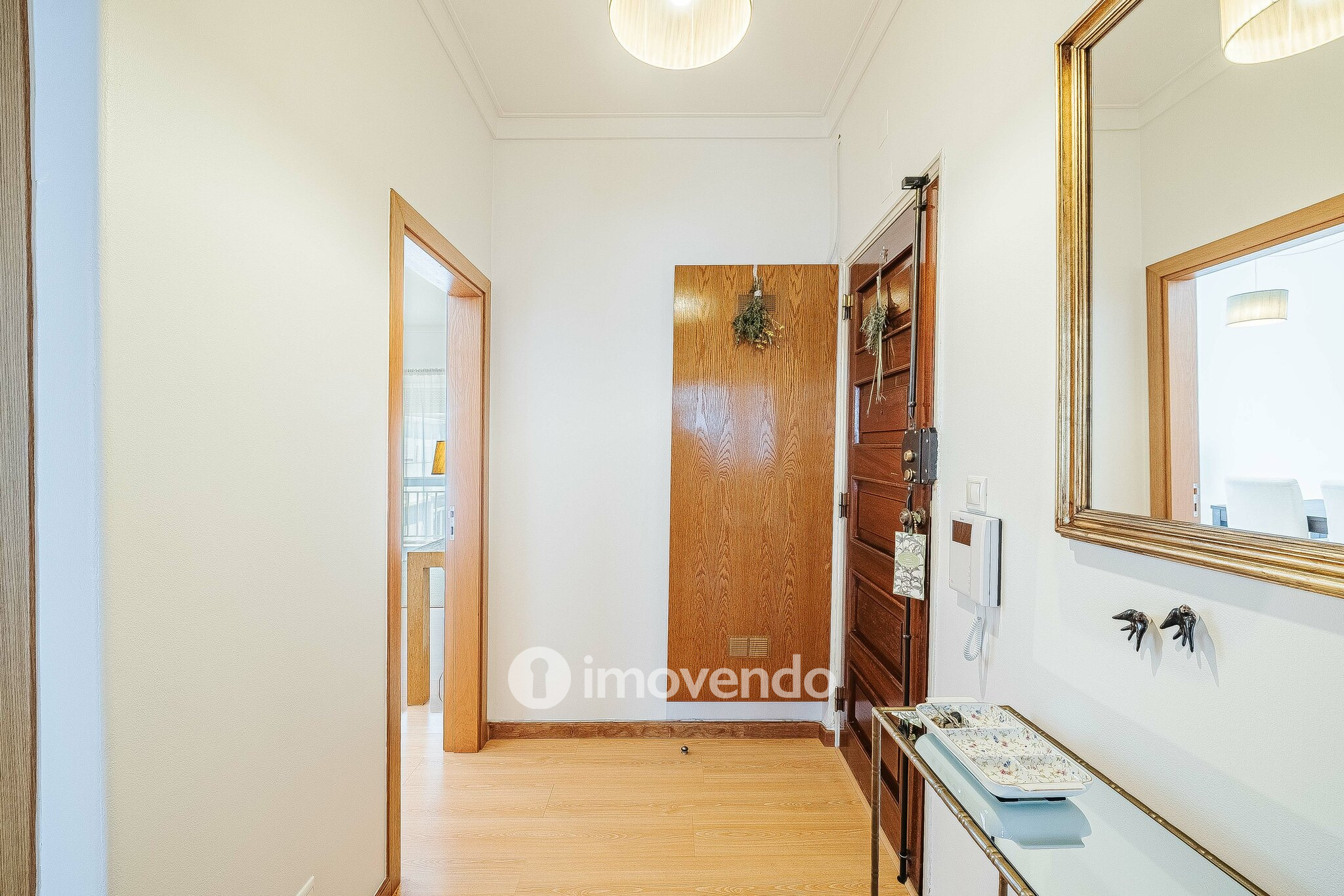 Apartamento T2 com cozinha equipada e duas varandas, na Damaia