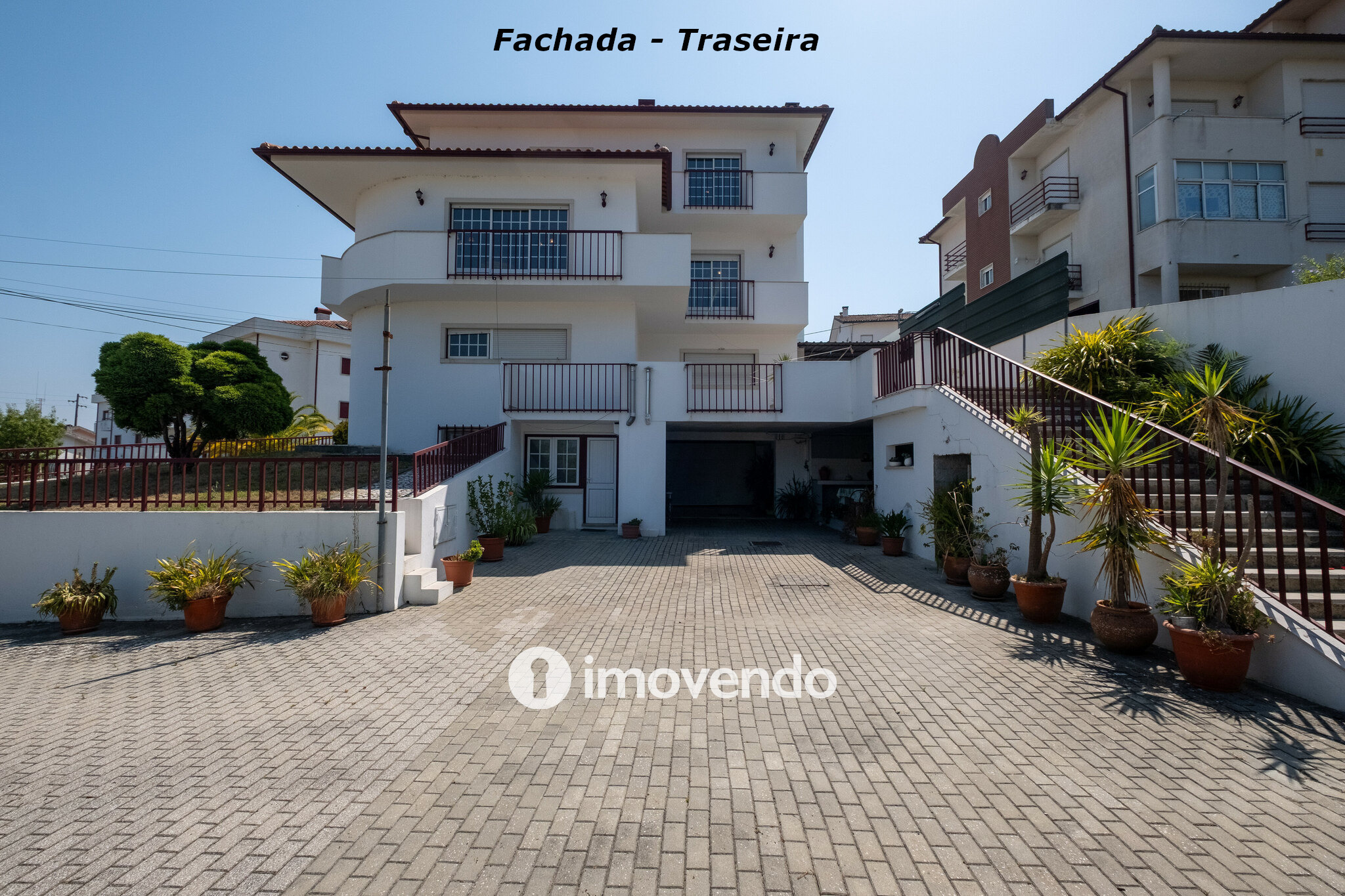 Moradia com terreno de 1.347 m2 e garagem, em São Martinho do Bispo