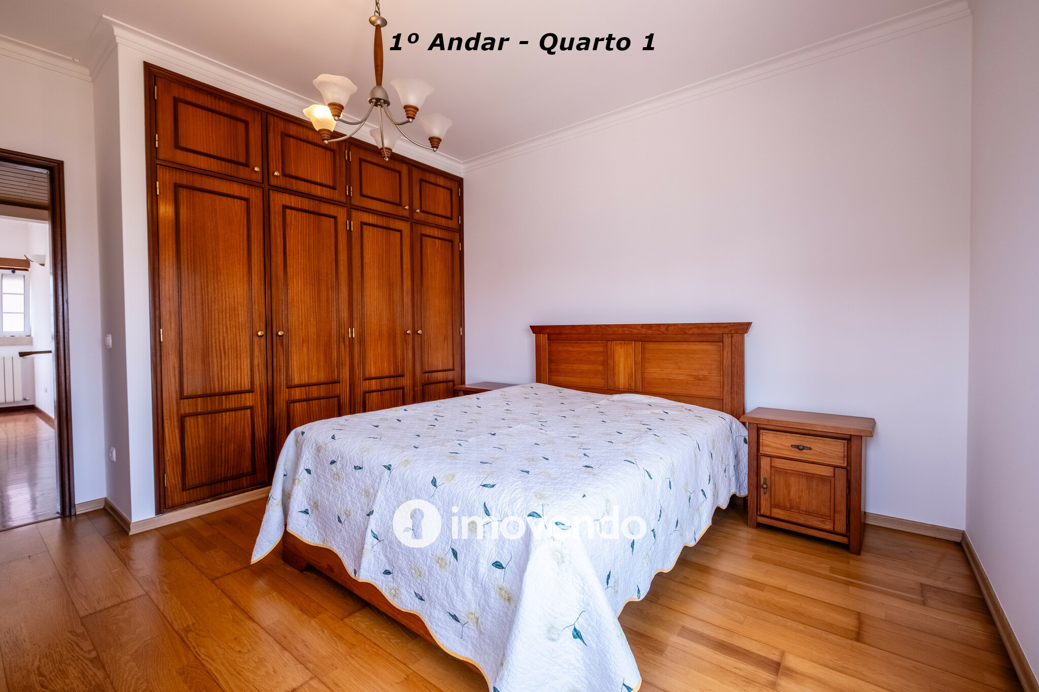 Moradia com terreno de 1.347 m2 e garagem, em São Martinho do Bispo