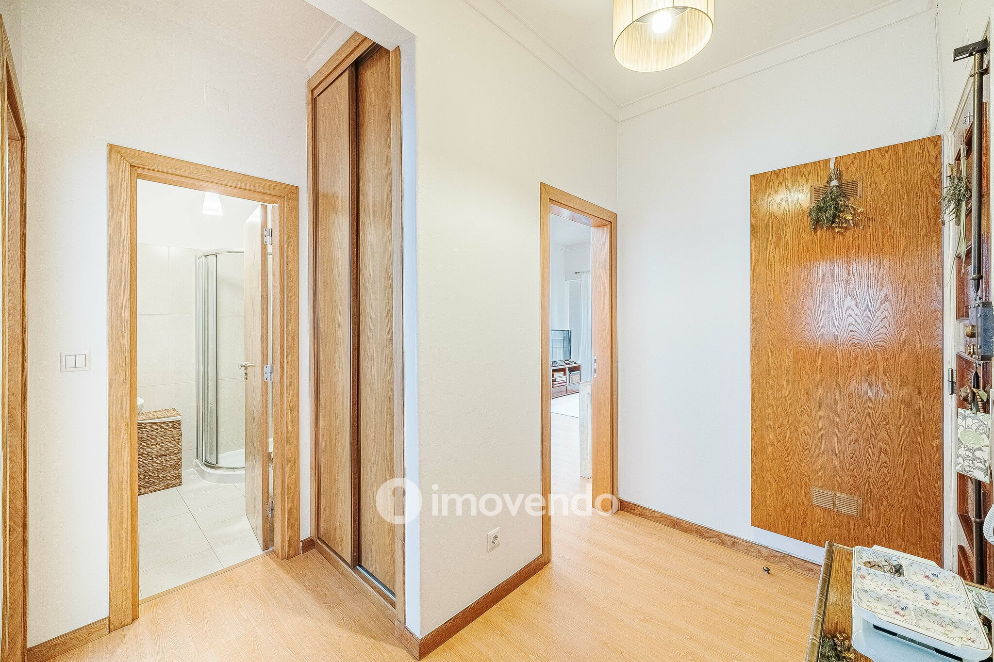 Apartamento T2 com cozinha equipada e duas varandas, na Damaia