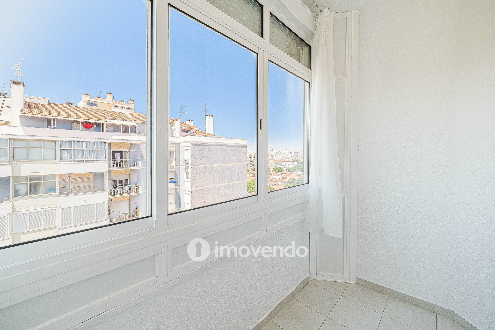Apartamento T2 com cozinha equipada e duas varandas, na Damaia