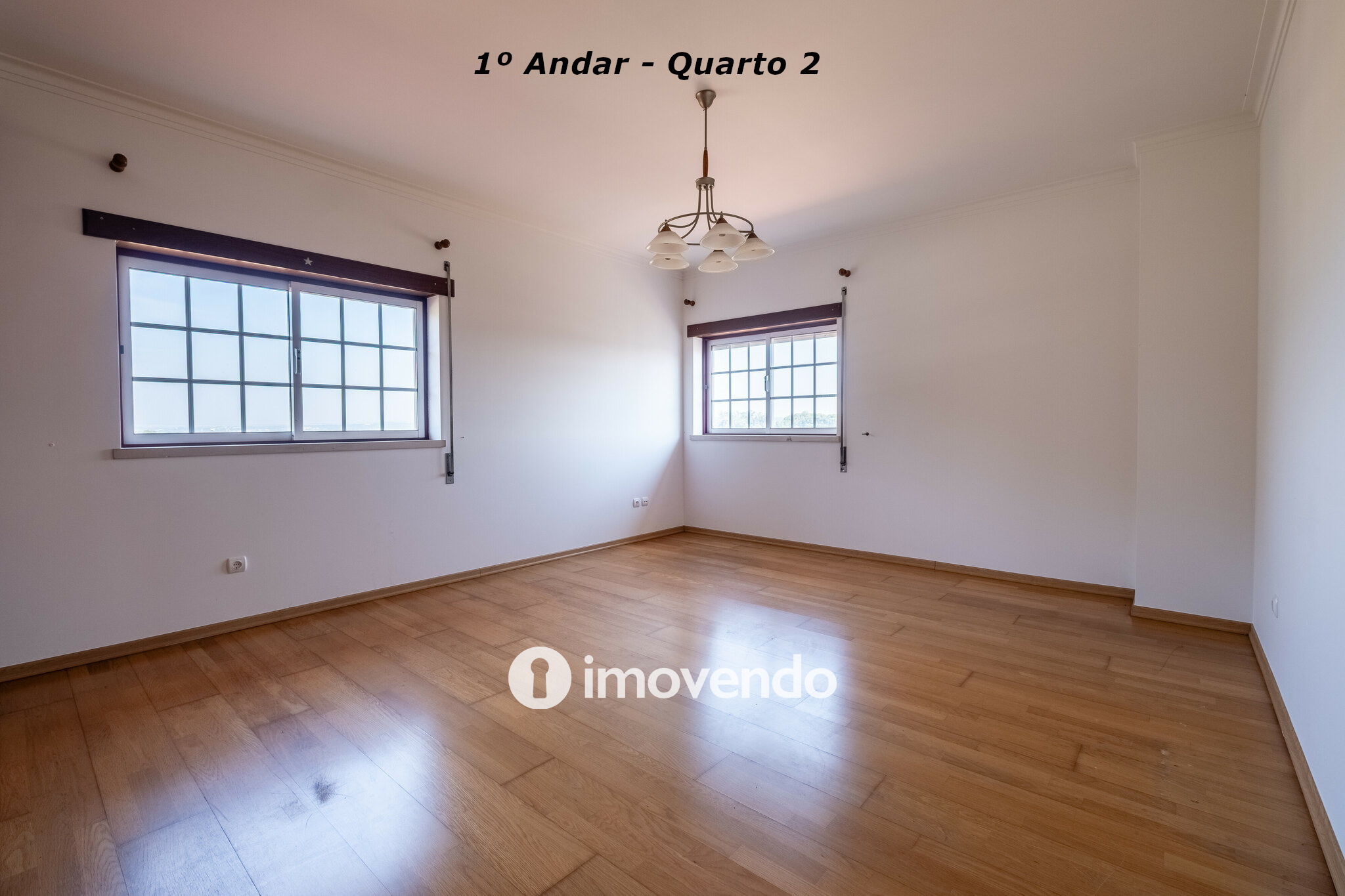 Moradia com terreno de 1.347 m2 e garagem, em São Martinho do Bispo