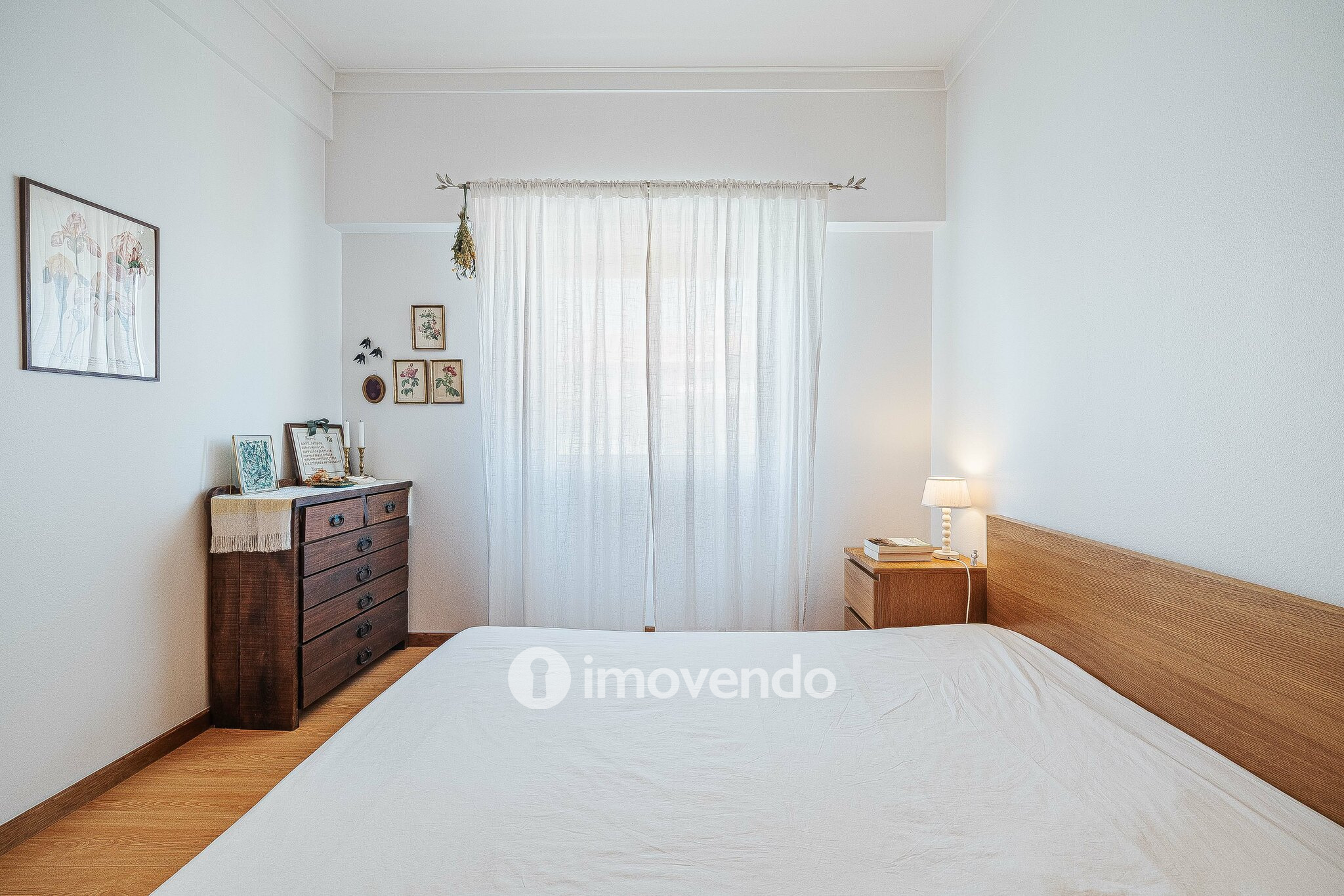 Apartamento T2 com cozinha equipada e duas varandas, na Damaia
