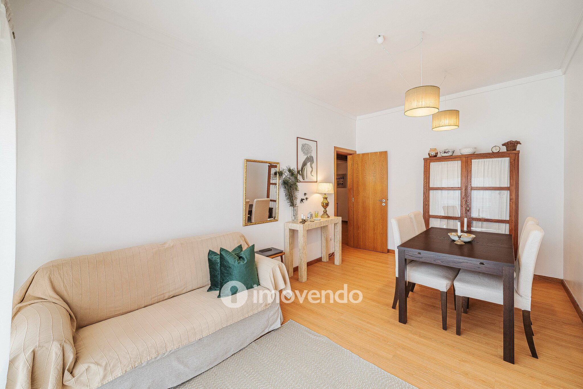 Apartamento T2 com cozinha equipada e duas varandas, na Damaia