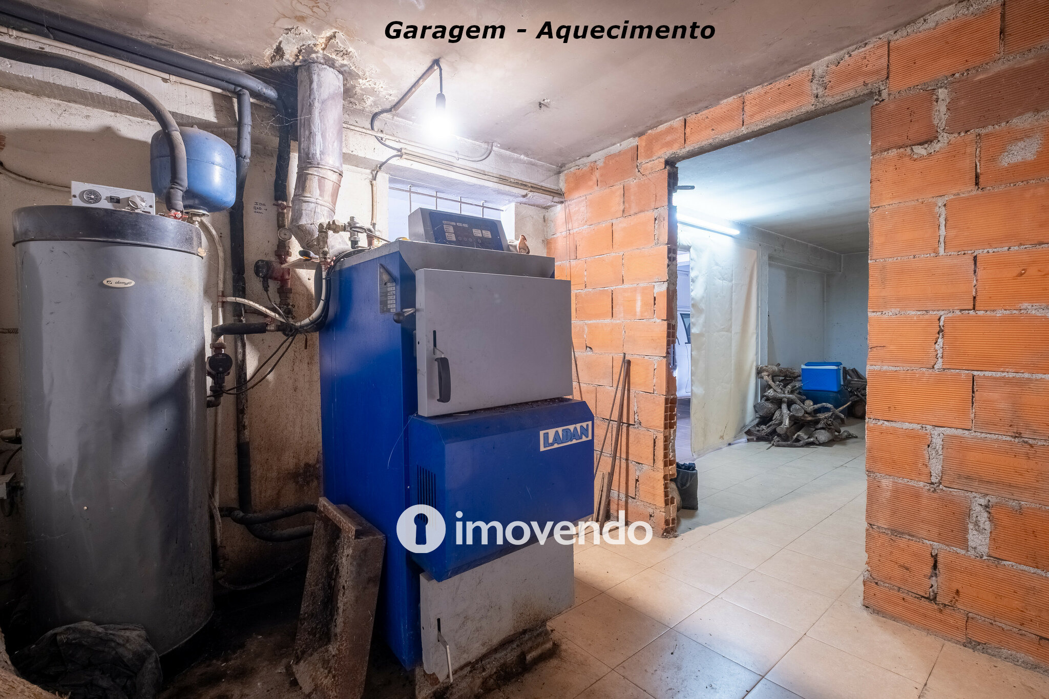 Moradia com terreno de 1.347 m2 e garagem, em São Martinho do Bispo