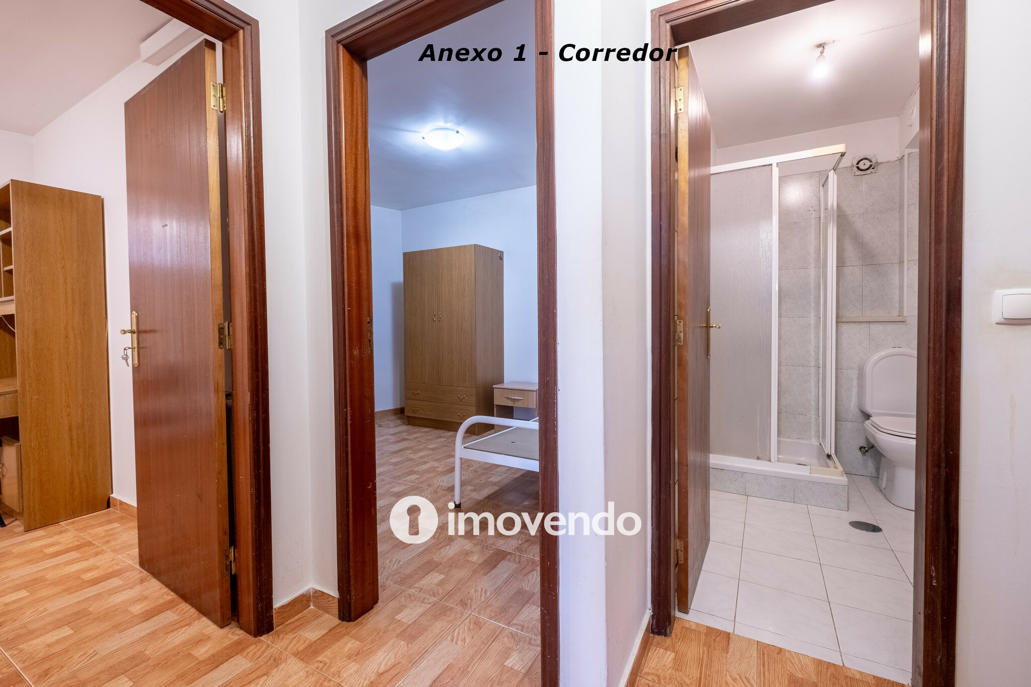 Moradia com terreno de 1.347 m2 e garagem, em São Martinho do Bispo