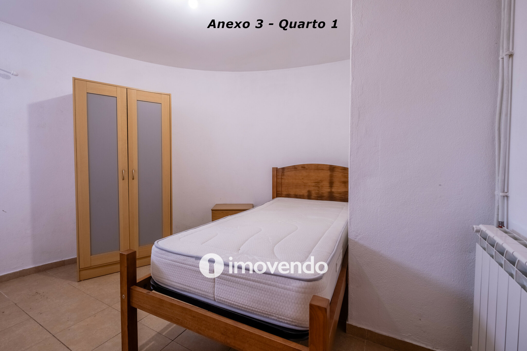 Moradia com terreno de 1.347 m2 e garagem, em São Martinho do Bispo