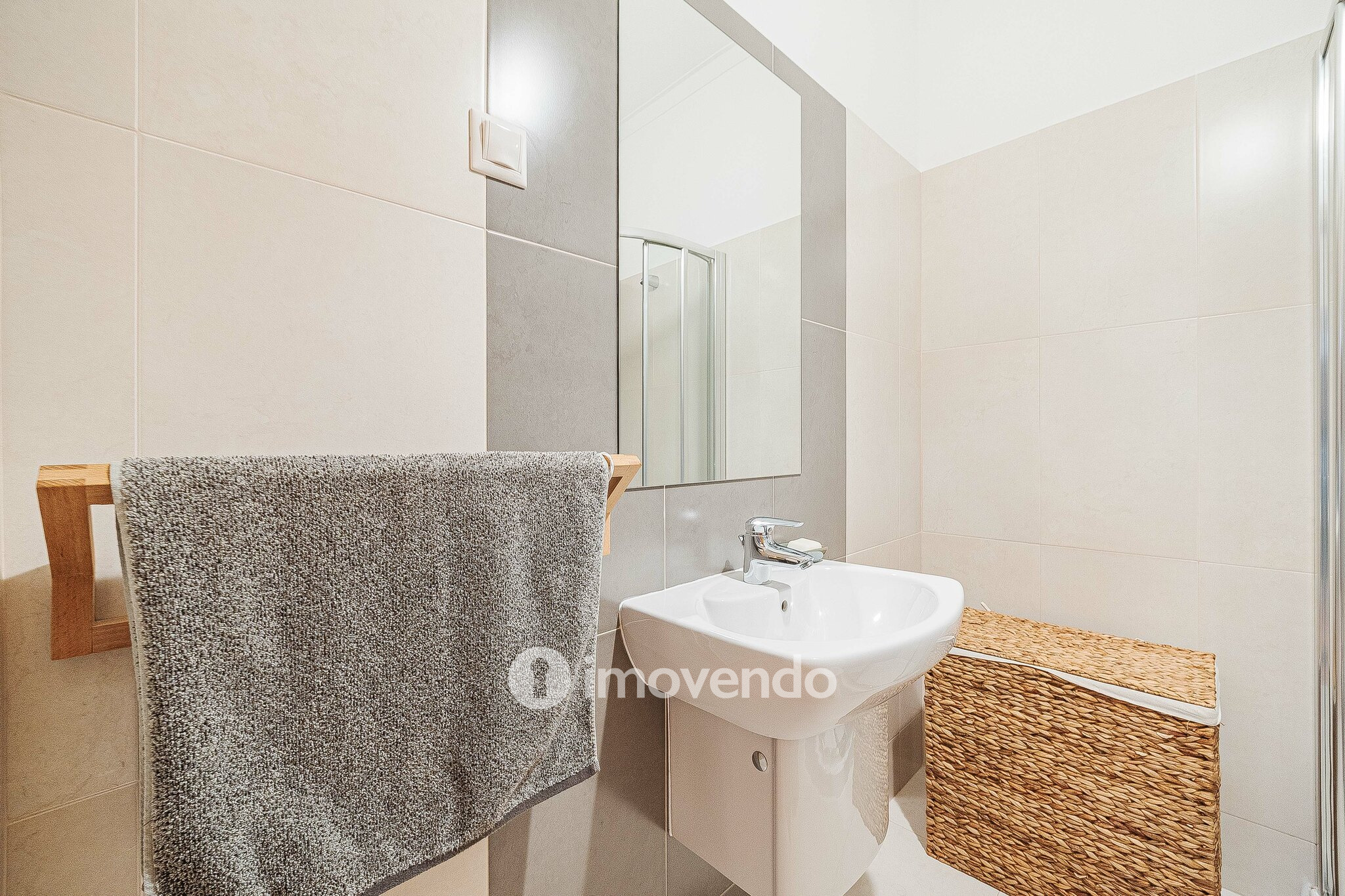 Apartamento T2 com cozinha equipada e duas varandas, na Damaia