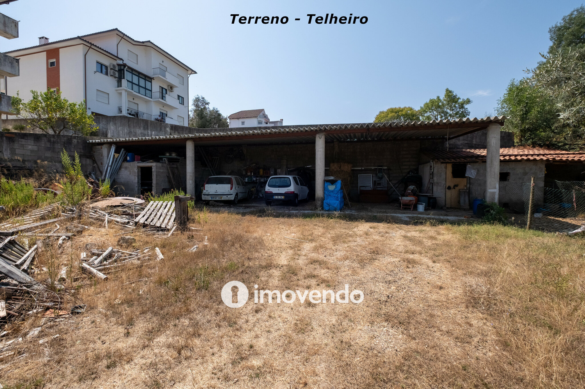 Moradia com terreno de 1.347 m2 e garagem, em São Martinho do Bispo
