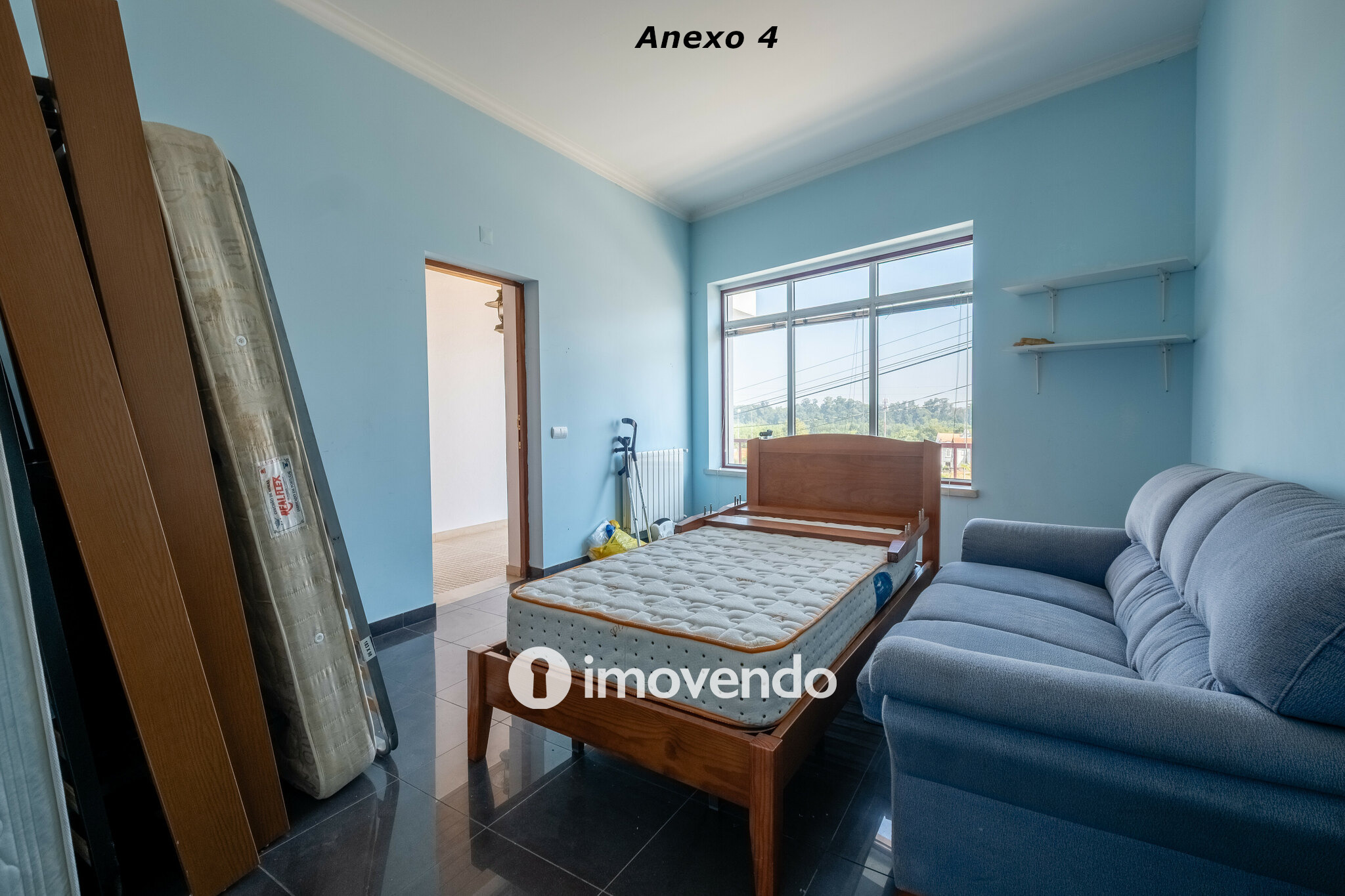 Moradia com terreno de 1.347 m2 e garagem, em São Martinho do Bispo