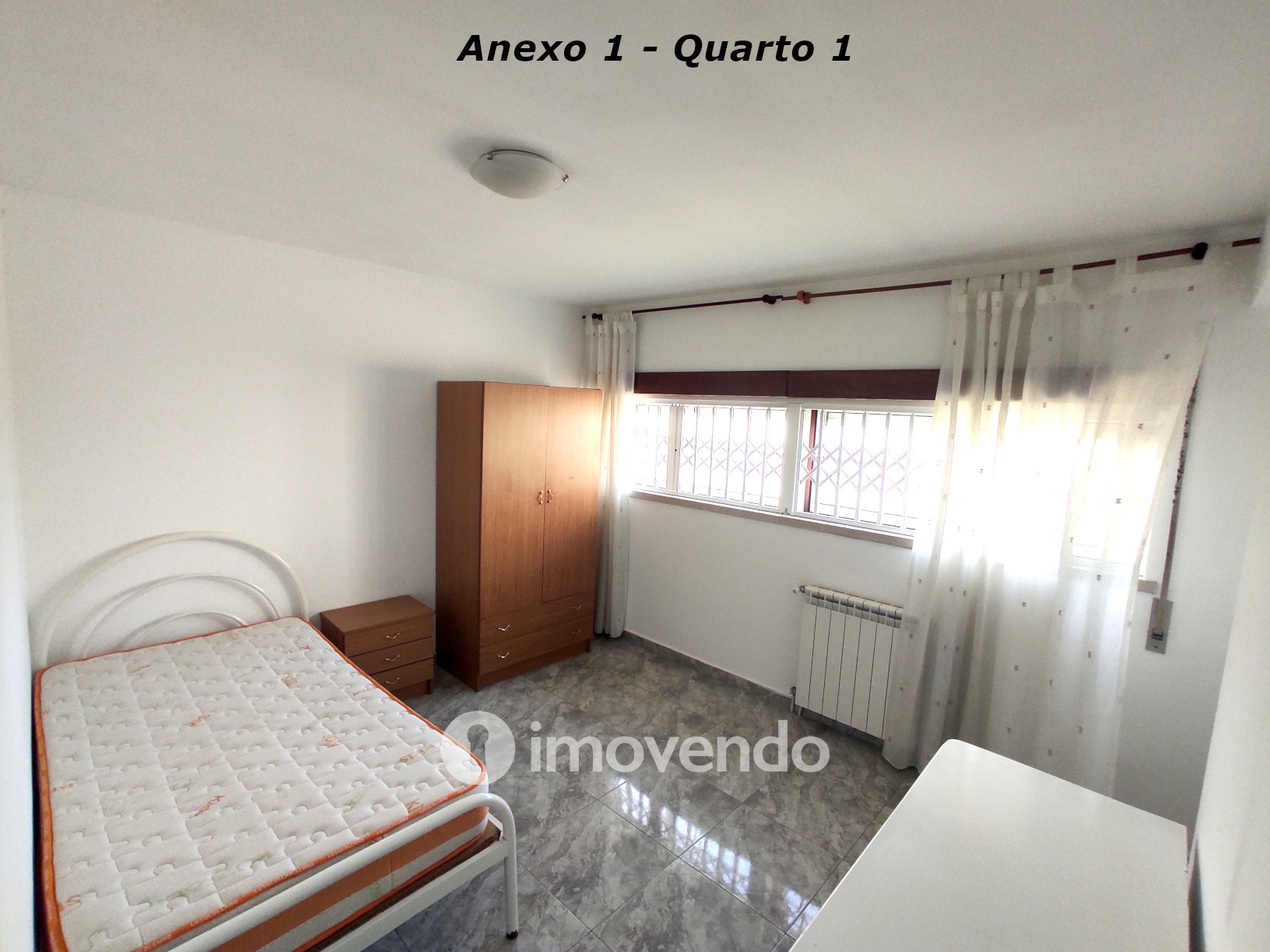 Moradia com terreno de 1.347 m2 e garagem, em São Martinho do Bispo