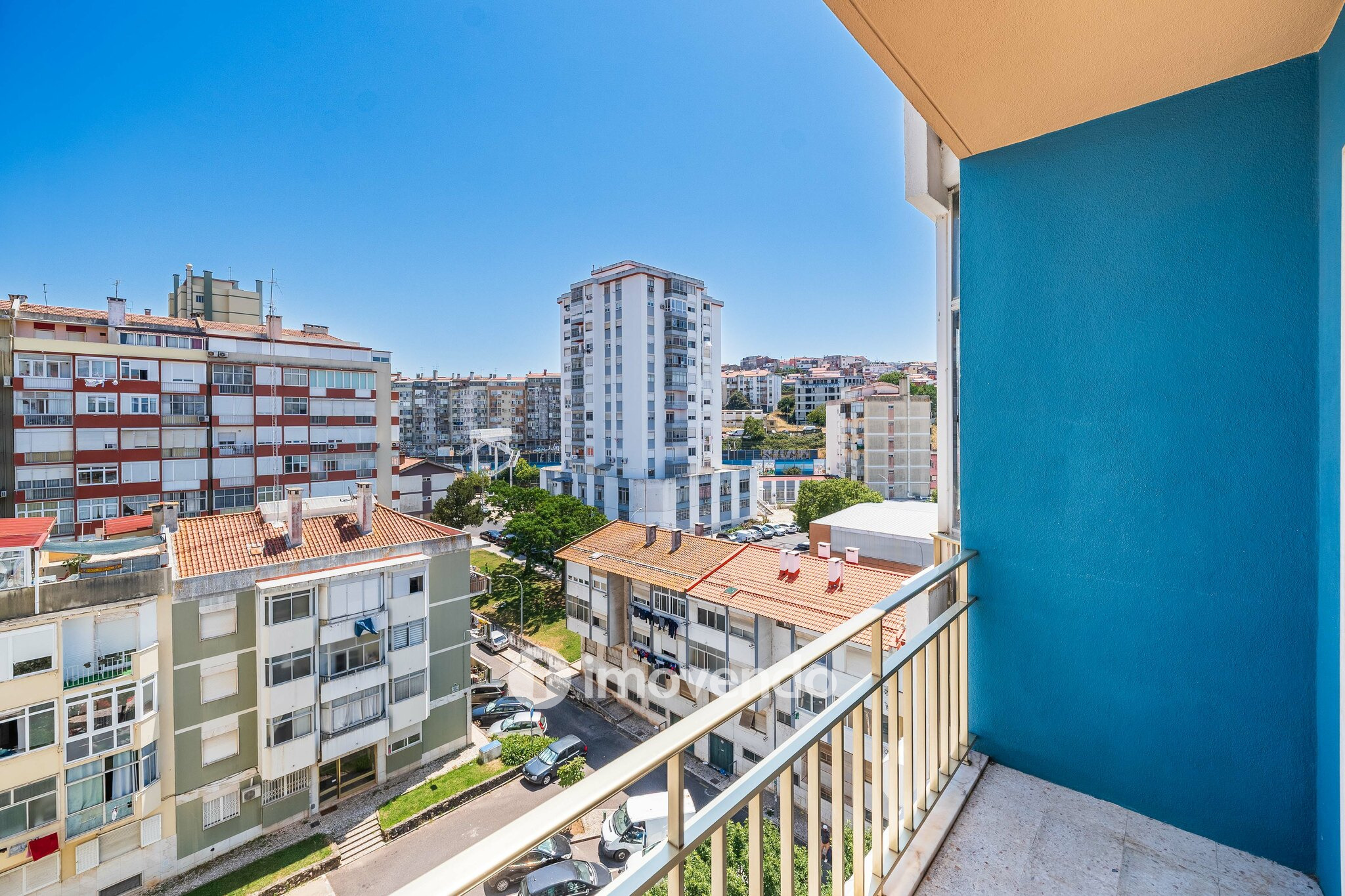 Apartamento T2 com cozinha equipada e duas varandas, na Damaia