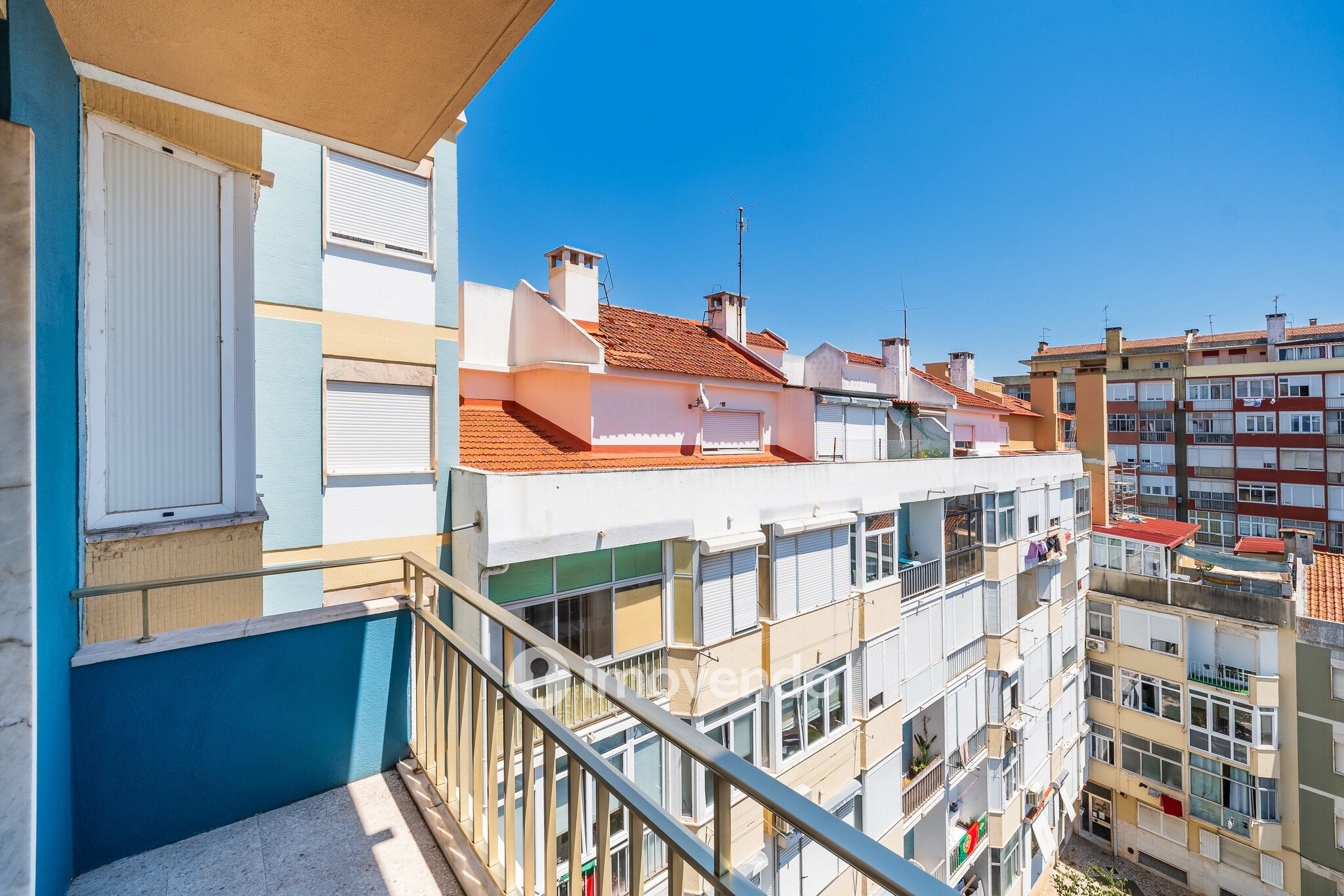 Apartamento T2 com cozinha equipada e duas varandas, na Damaia