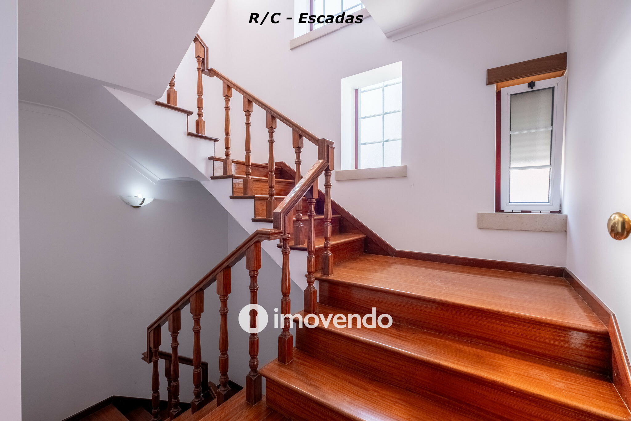 Moradia com terreno de 1.347 m2 e garagem, em São Martinho do Bispo