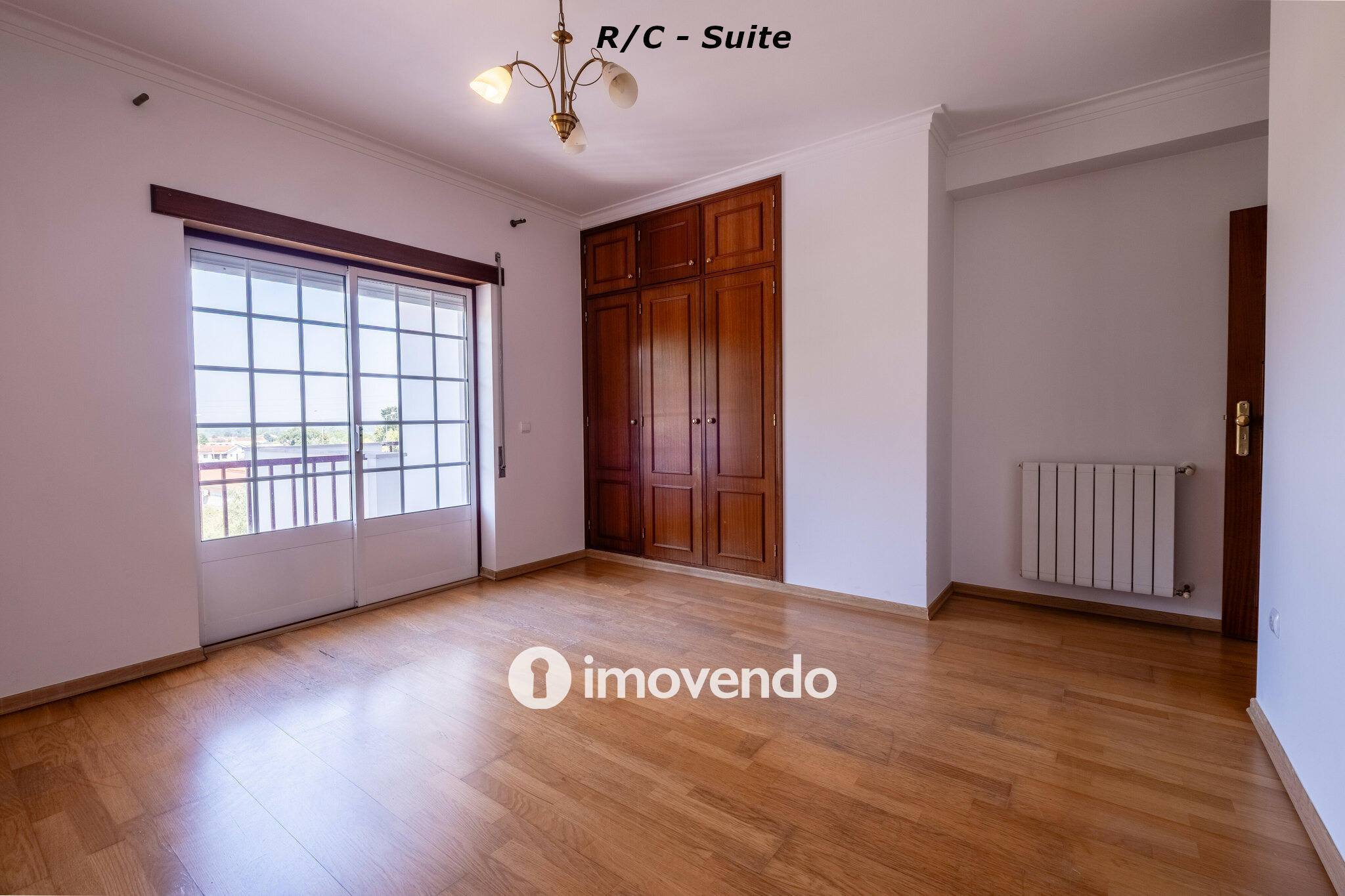 Moradia com terreno de 1.347 m2 e garagem, em São Martinho do Bispo